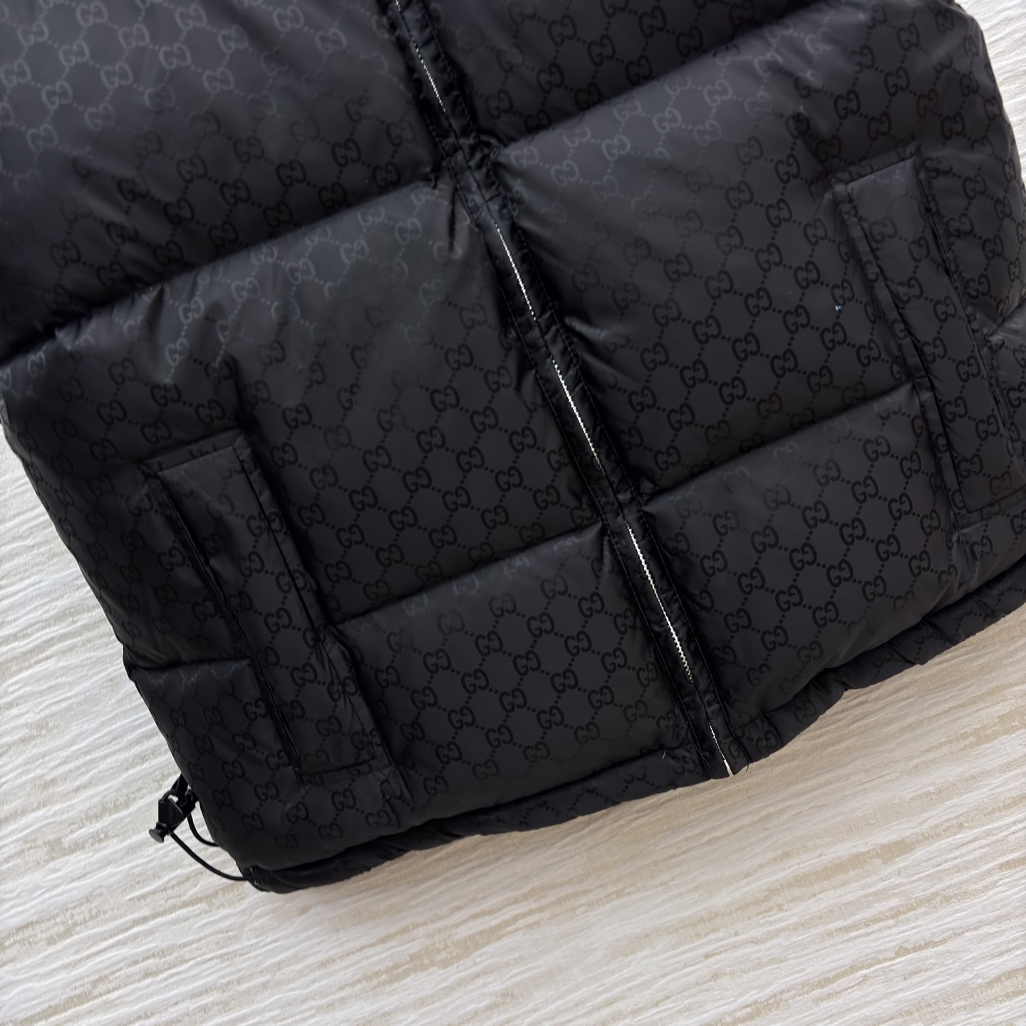 G家双面穿羽绒马甲 一面是毛绒暖感 一面是满印暗纹的蓬松质感 羽绒填充裹满暖意 配防尘袋 一衣双搭 秋冬