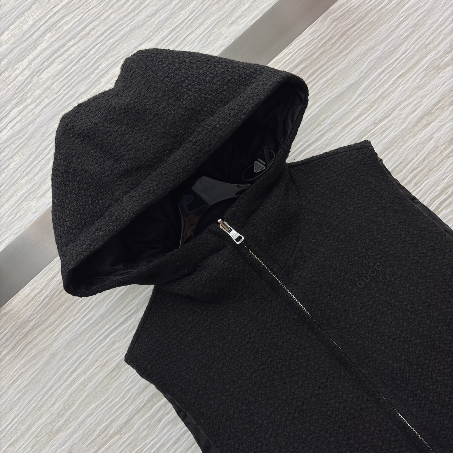 G家双面穿羽绒马甲 一面是毛绒暖感 一面是满印暗纹的蓬松质感 羽绒填充裹满暖意 配防尘袋 一衣双搭 秋冬