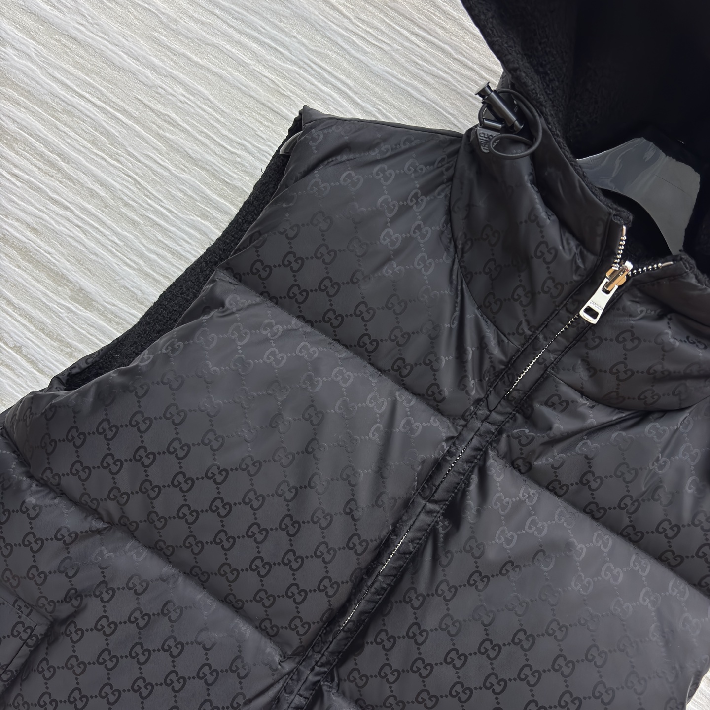 G家双面穿羽绒马甲 一面是毛绒暖感 一面是满印暗纹的蓬松质感 羽绒填充裹满暖意 配防尘袋 一衣双搭 秋冬