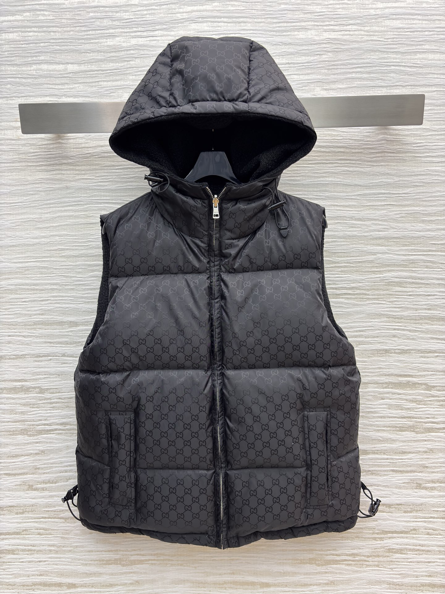 G家双面穿羽绒马甲 一面是毛绒暖感 一面是满印暗纹的蓬松质感 羽绒填充裹满暖意 配防尘袋 一衣双搭 秋冬