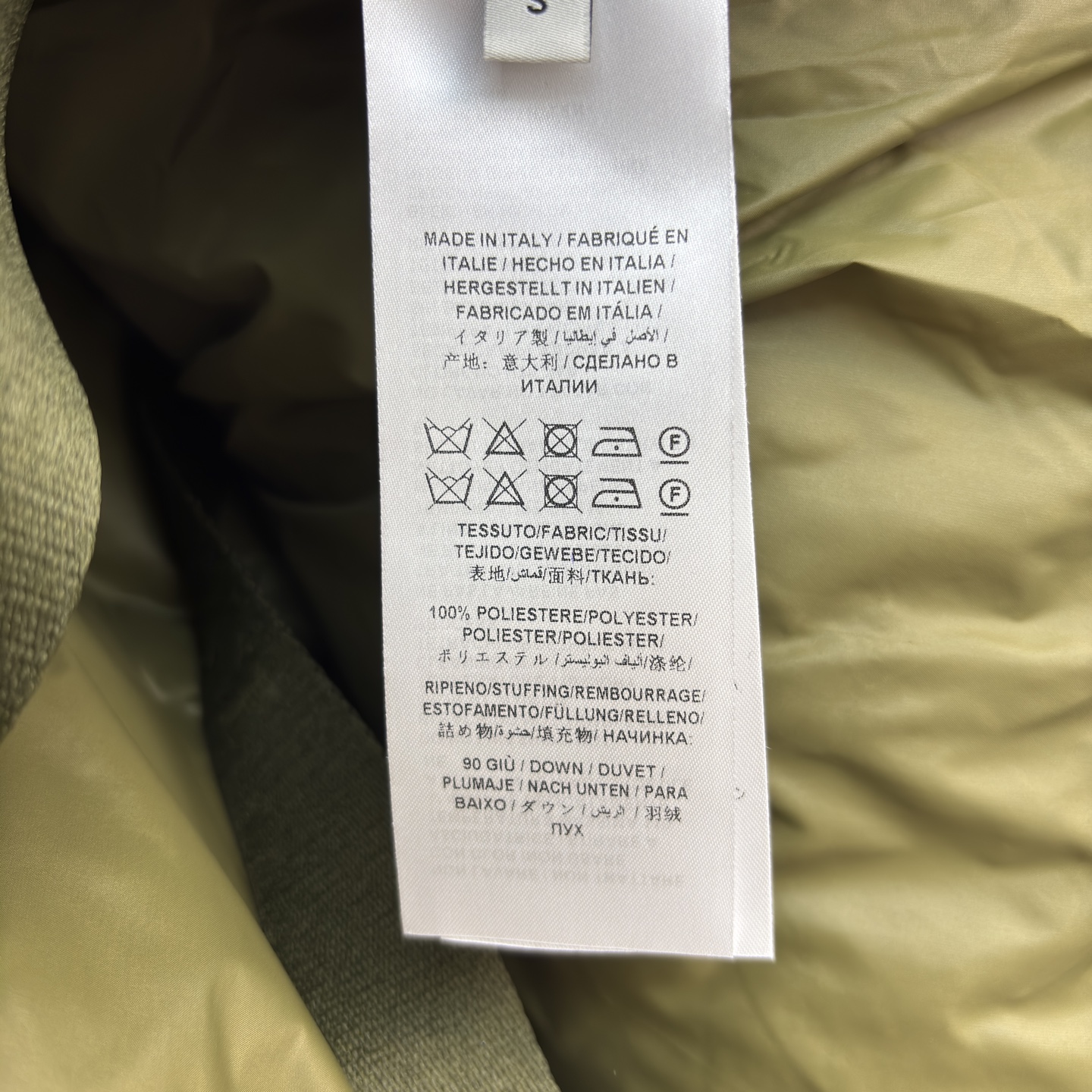 G家 橄榄绿羽绒服 蓬松质感 碰撞高领针织的温柔 抽绳下摆收束随性 是秋冬叠穿里的质感主角 冷意里裹满松