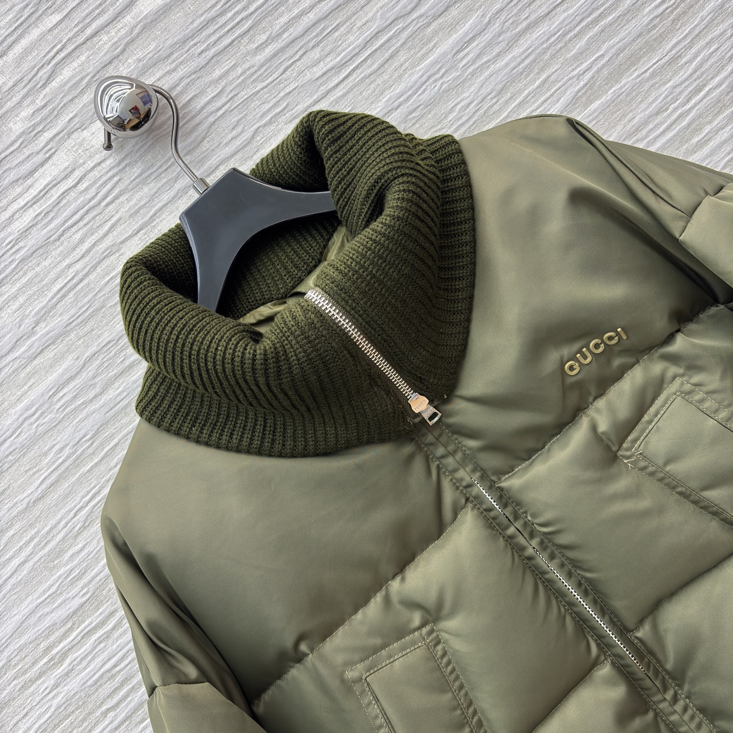 G家 橄榄绿羽绒服 蓬松质感 碰撞高领针织的温柔 抽绳下摆收束随性 是秋冬叠穿里的质感主角 冷意里裹满松