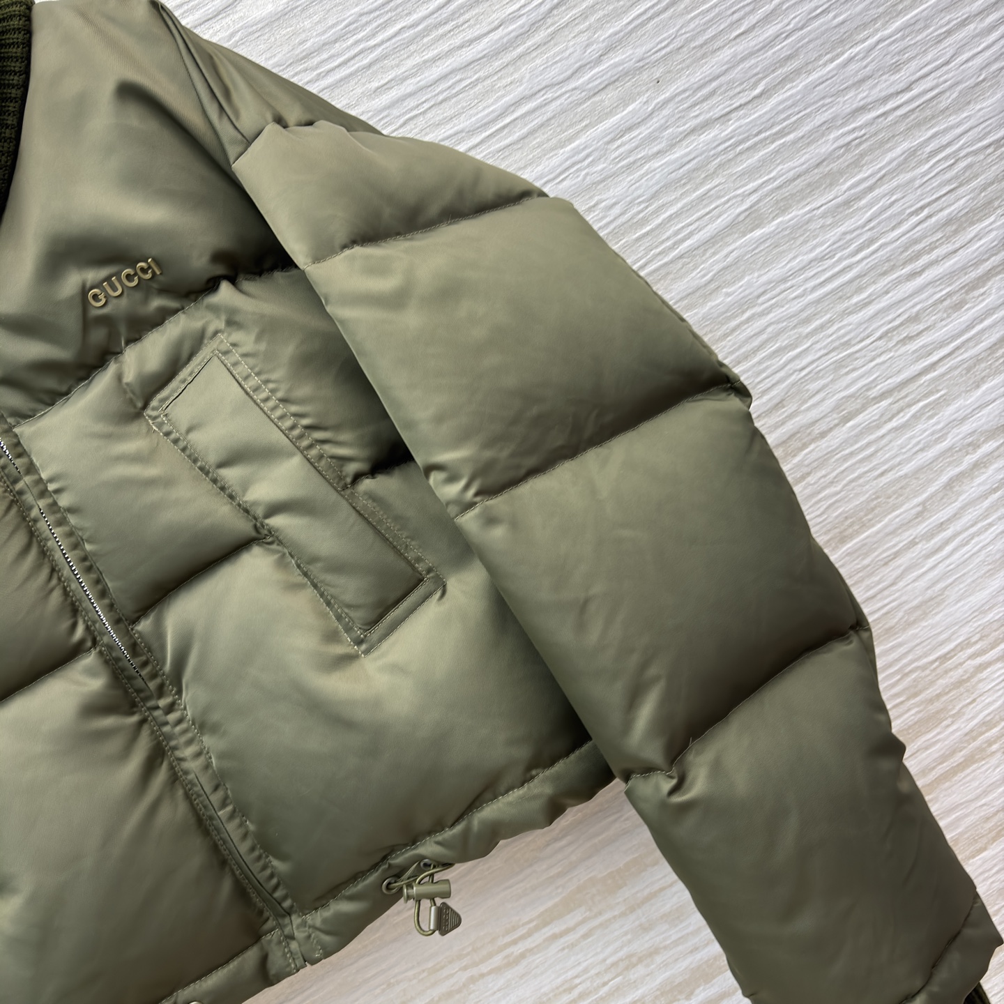 G家 橄榄绿羽绒服 蓬松质感 碰撞高领针织的温柔 抽绳下摆收束随性 是秋冬叠穿里的质感主角 冷意里裹满松