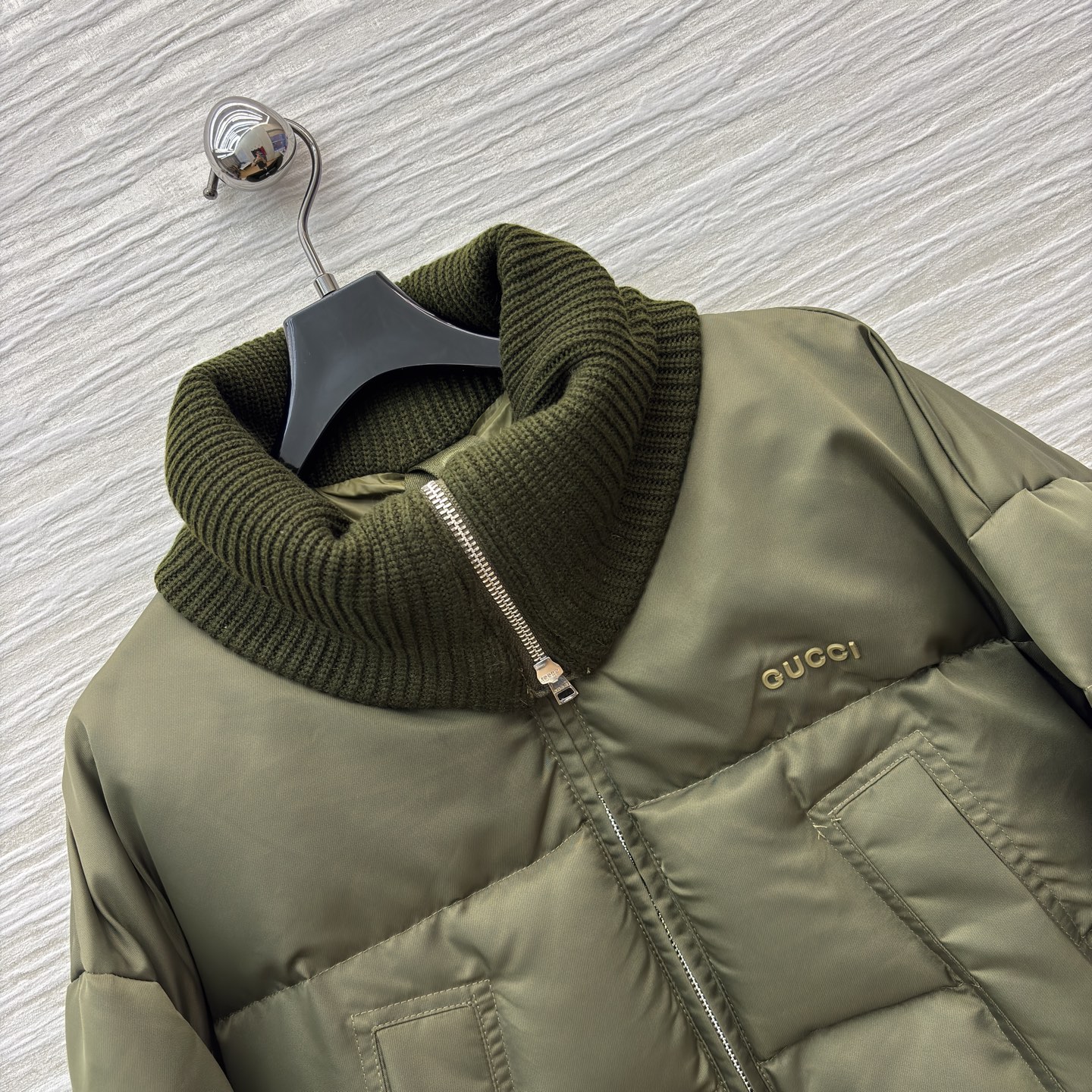 G家 橄榄绿羽绒服 蓬松质感 碰撞高领针织的温柔 抽绳下摆收束随性 是秋冬叠穿里的质感主角 冷意里裹满松