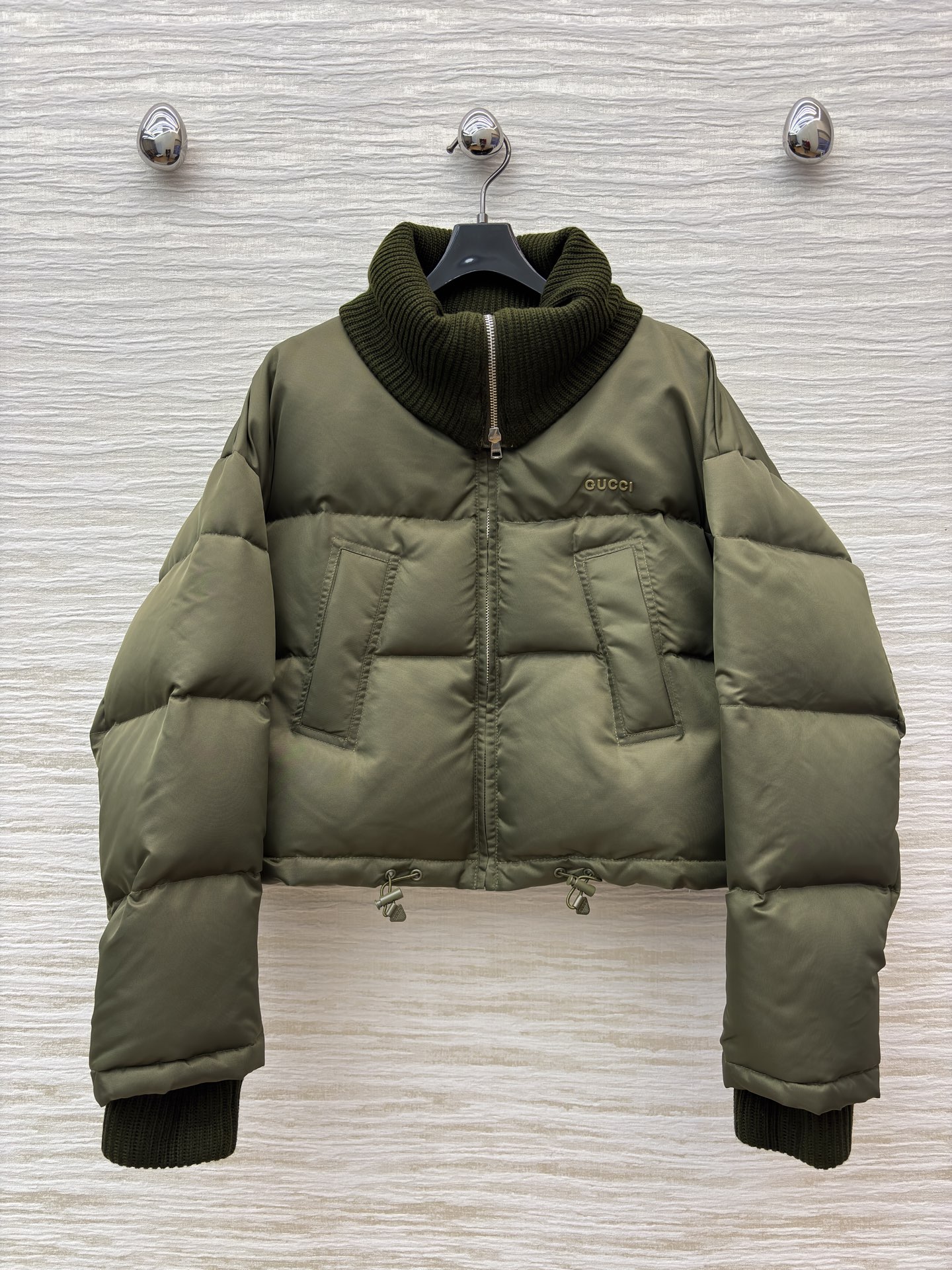 G家 橄榄绿羽绒服 蓬松质感 碰撞高领针织的温柔 抽绳下摆收束随性 是秋冬叠穿里的质感主角 冷意里裹满松