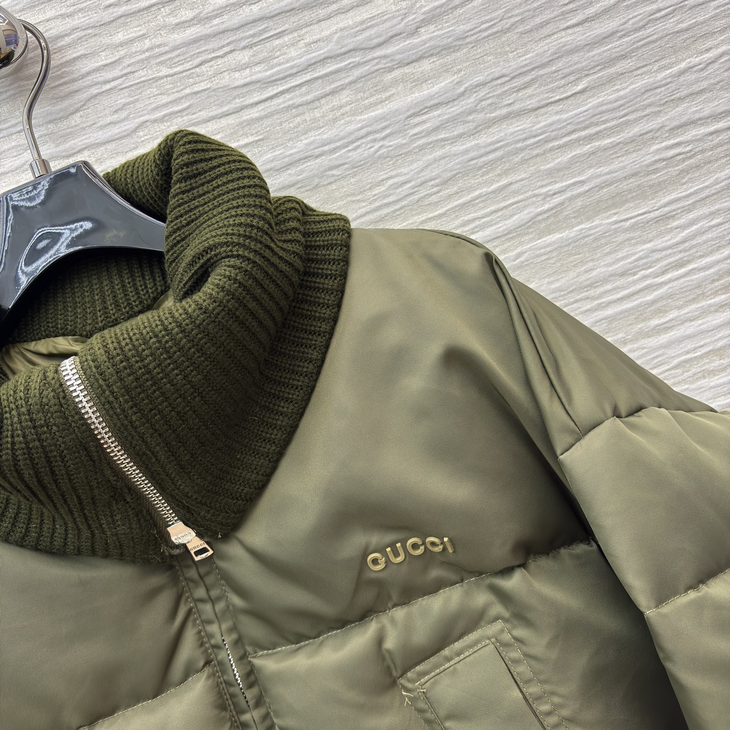 G家 橄榄绿羽绒服 蓬松质感 碰撞高领针织的温柔 抽绳下摆收束随性 是秋冬叠穿里的质感主角 冷意里裹满松