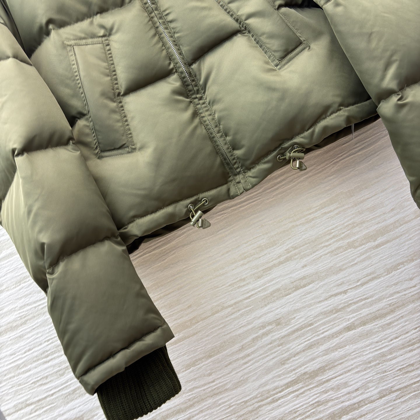 G家 橄榄绿羽绒服 蓬松质感 碰撞高领针织的温柔 抽绳下摆收束随性 是秋冬叠穿里的质感主角 冷意里裹满松