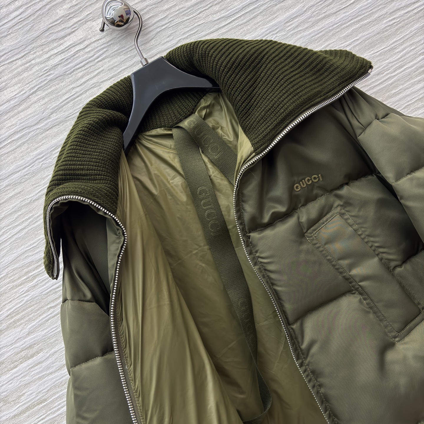 G家 橄榄绿羽绒服 蓬松质感 碰撞高领针织的温柔 抽绳下摆收束随性 是秋冬叠穿里的质感主角 冷意里裹满松