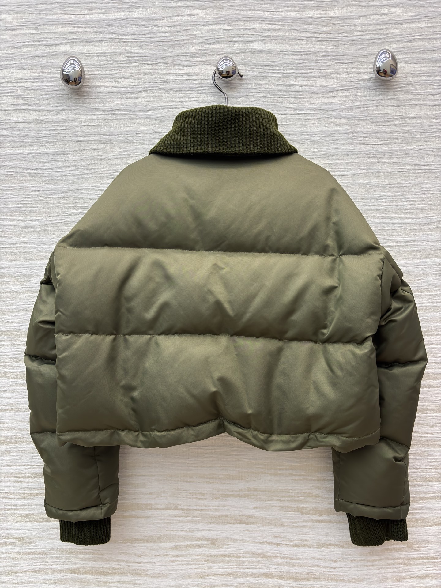 G家 橄榄绿羽绒服 蓬松质感 碰撞高领针织的温柔 抽绳下摆收束随性 是秋冬叠穿里的质感主角 冷意里裹满松