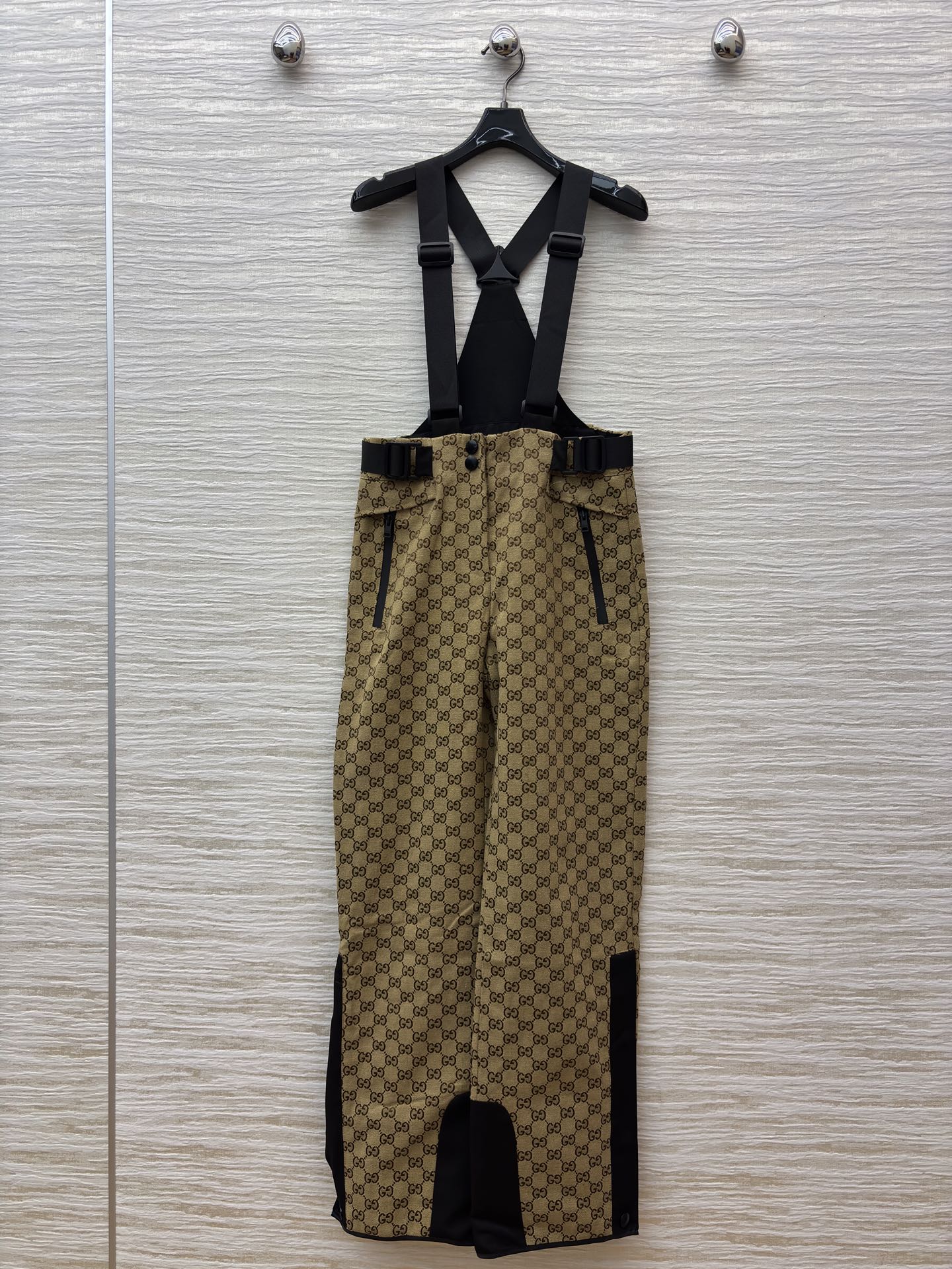 G家 经典老花背带裤 工装背带设计 撞色加持细节质感 松弛随性又自带辨识度 是日常出街的风格利器 SML