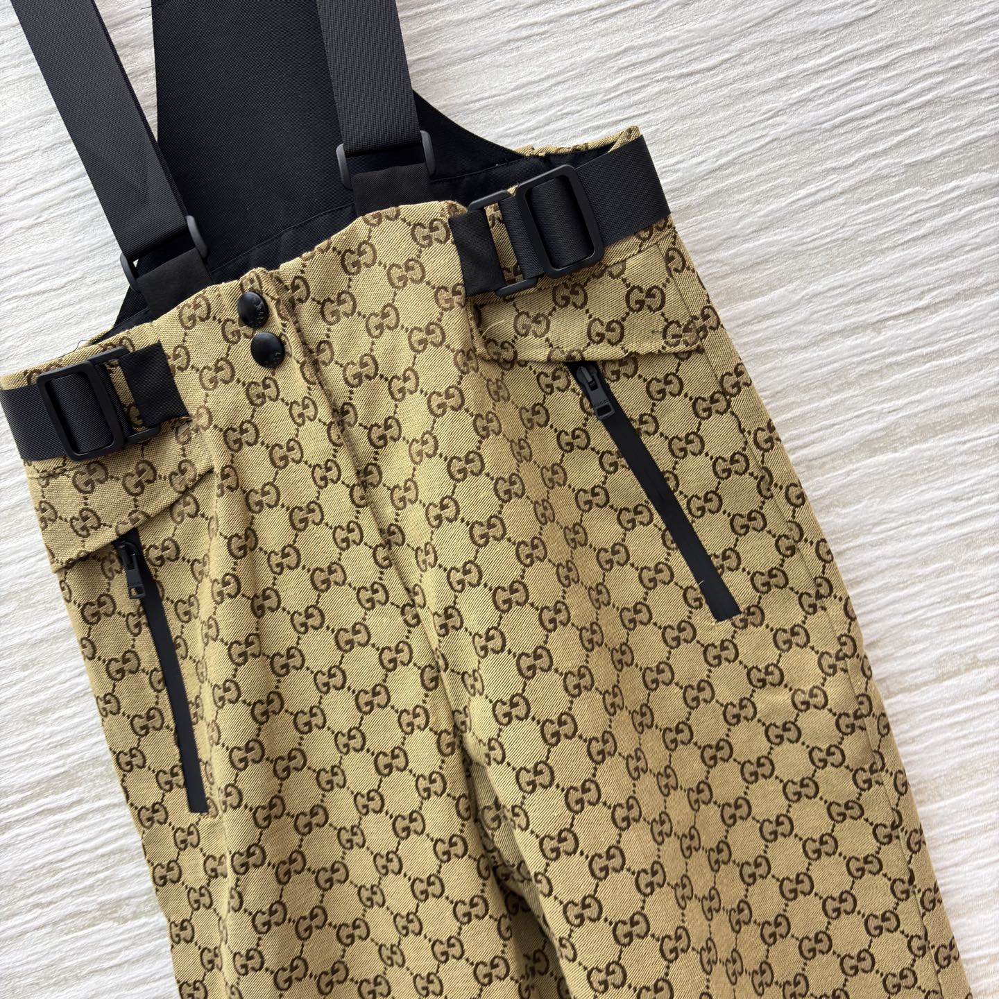 G家 经典老花背带裤 工装背带设计 撞色加持细节质感 松弛随性又自带辨识度 是日常出街的风格利器 SML