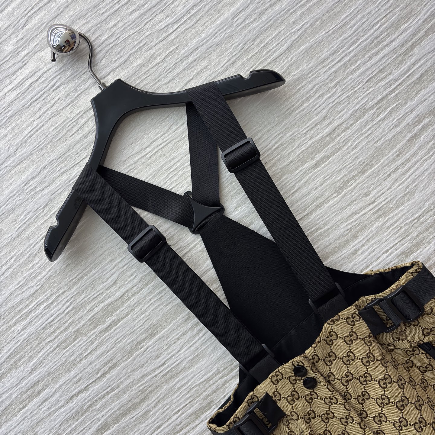 G家 经典老花背带裤 工装背带设计 撞色加持细节质感 松弛随性又自带辨识度 是日常出街的风格利器 SML