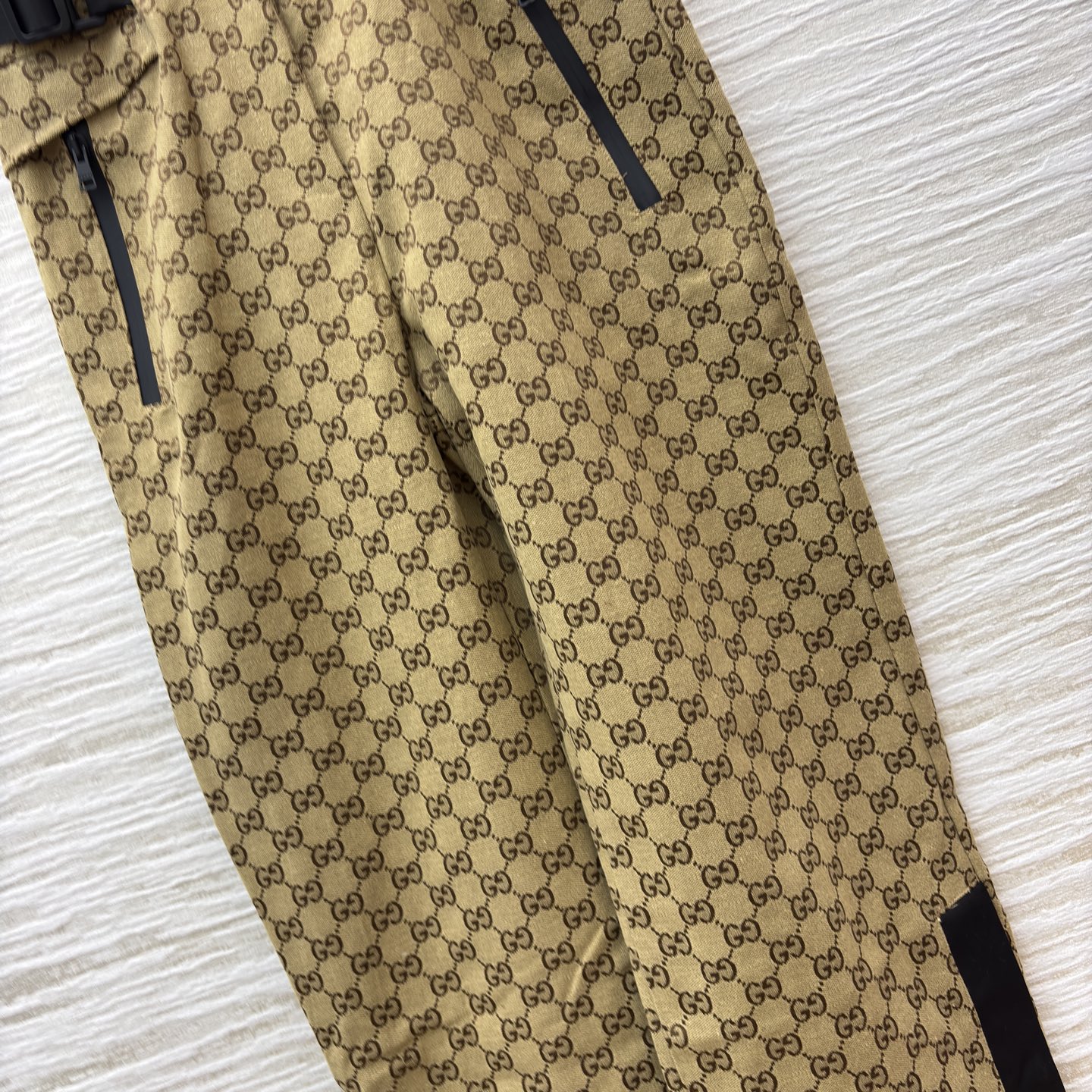 G家 经典老花背带裤 工装背带设计 撞色加持细节质感 松弛随性又自带辨识度 是日常出街的风格利器 SML