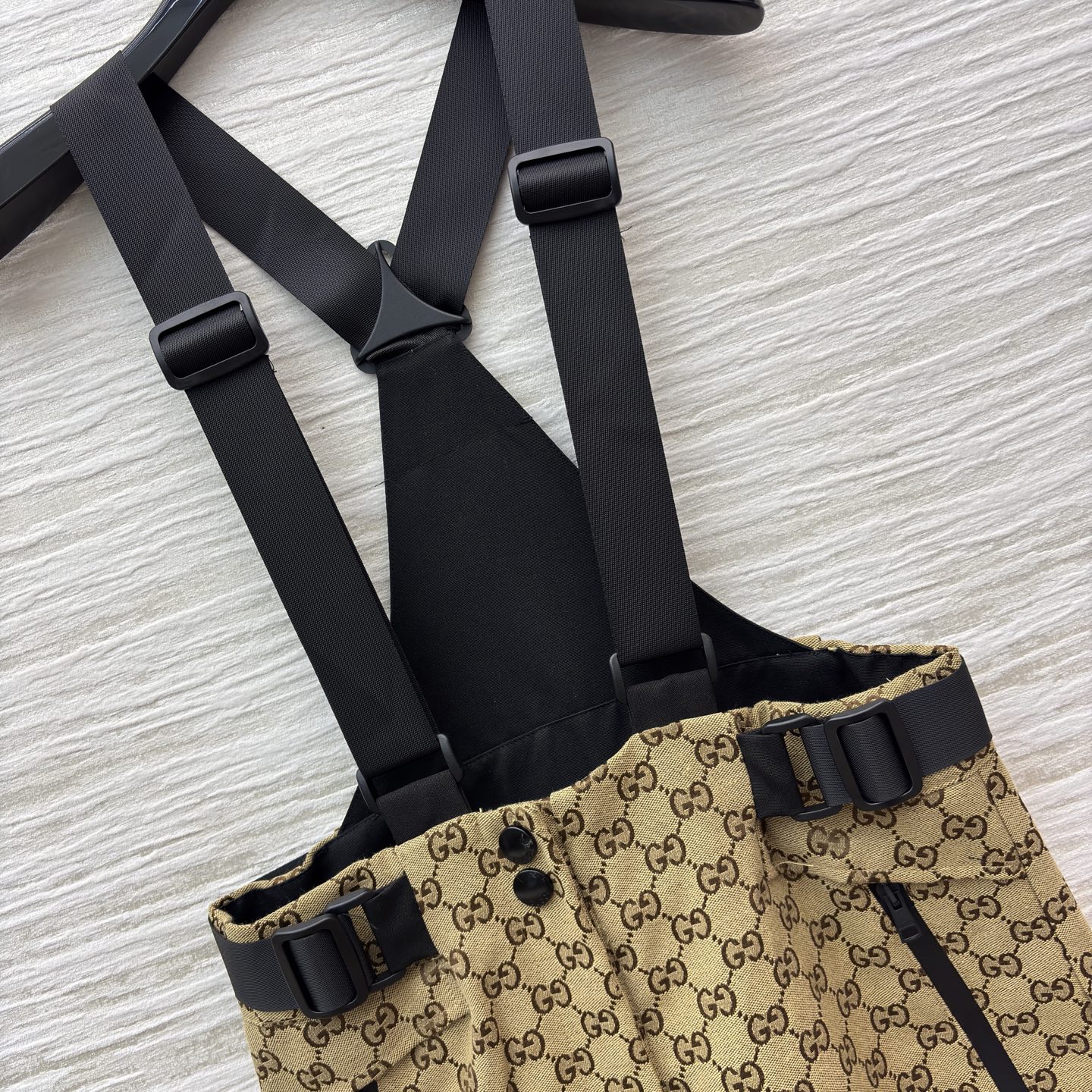 G家 经典老花背带裤 工装背带设计 撞色加持细节质感 松弛随性又自带辨识度 是日常出街的风格利器 SML