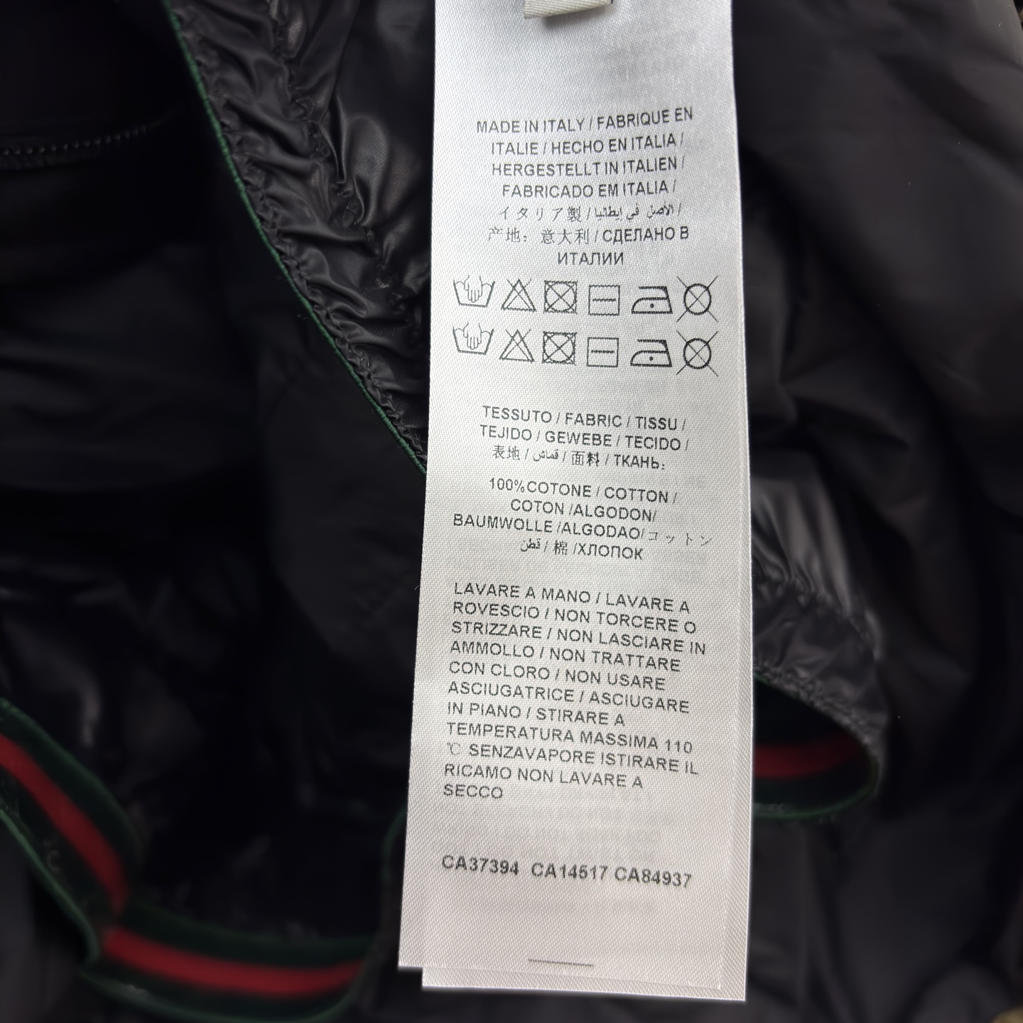 G家老花铺满复古外套 撞色拼接利落工装风 配腰带收束廓形 按扣抽绳细节拉满实用性 是秋冬兼具风格与温度的