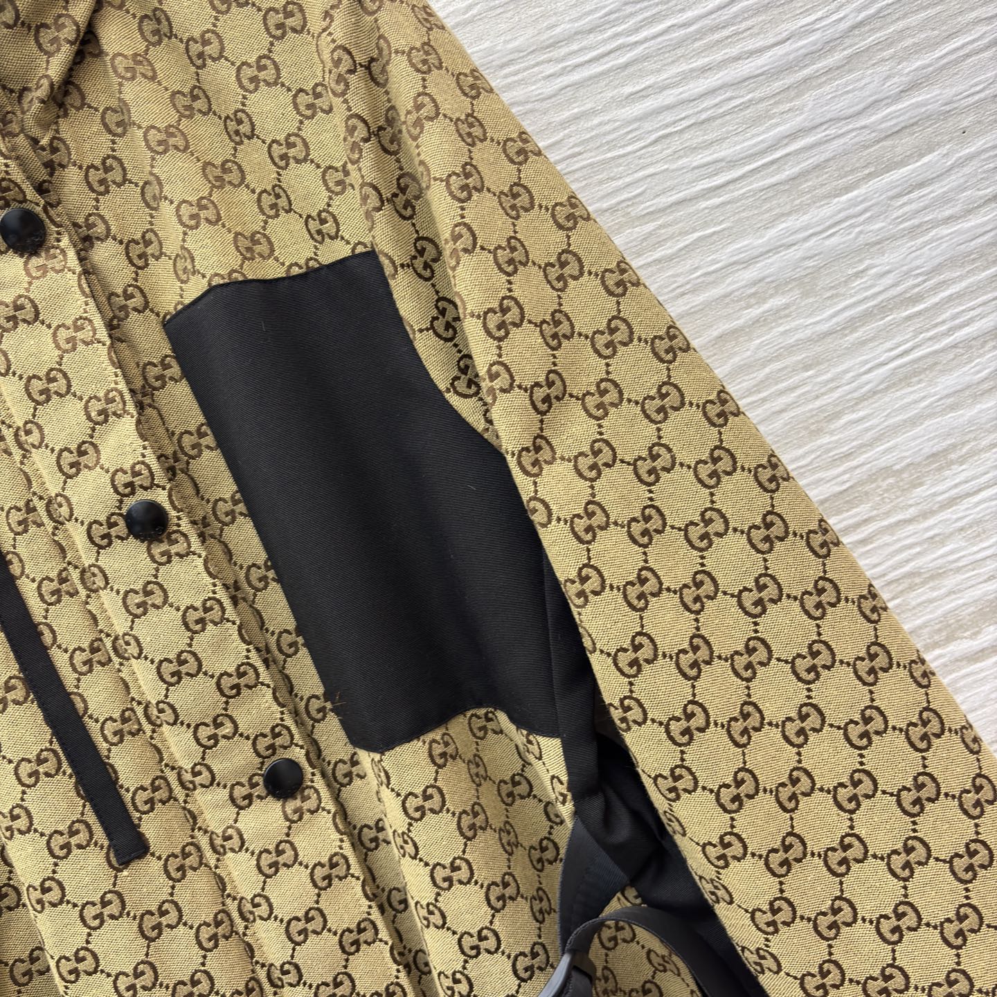 G家老花铺满复古外套 撞色拼接利落工装风 配腰带收束廓形 按扣抽绳细节拉满实用性 是秋冬兼具风格与温度的