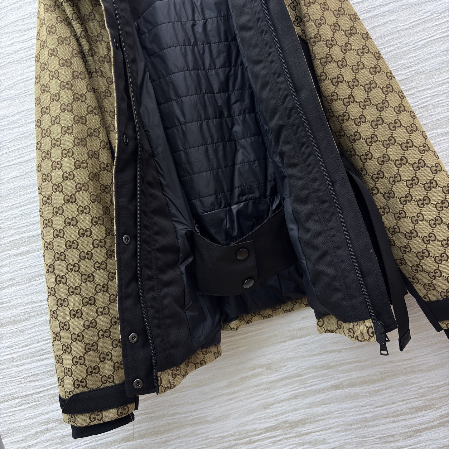 G家老花铺满复古外套 撞色拼接利落工装风 配腰带收束廓形 按扣抽绳细节拉满实用性 是秋冬兼具风格与温度的