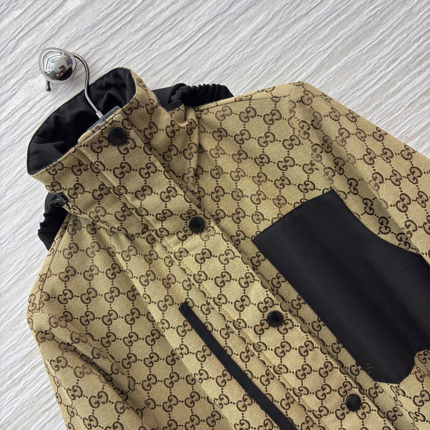 G家老花铺满复古外套 撞色拼接利落工装风 配腰带收束廓形 按扣抽绳细节拉满实用性 是秋冬兼具风格与温度的