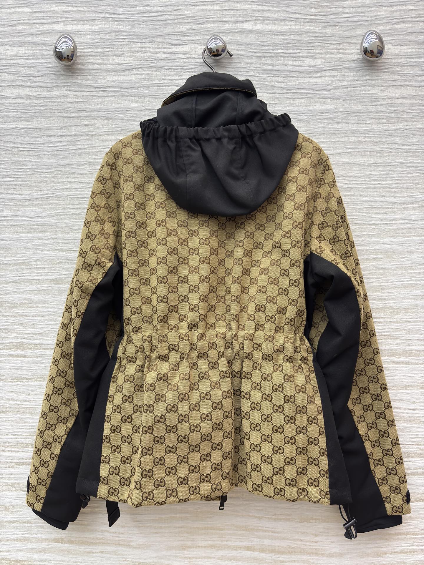 G家老花铺满复古外套 撞色拼接利落工装风 配腰带收束廓形 按扣抽绳细节拉满实用性 是秋冬兼具风格与温度的