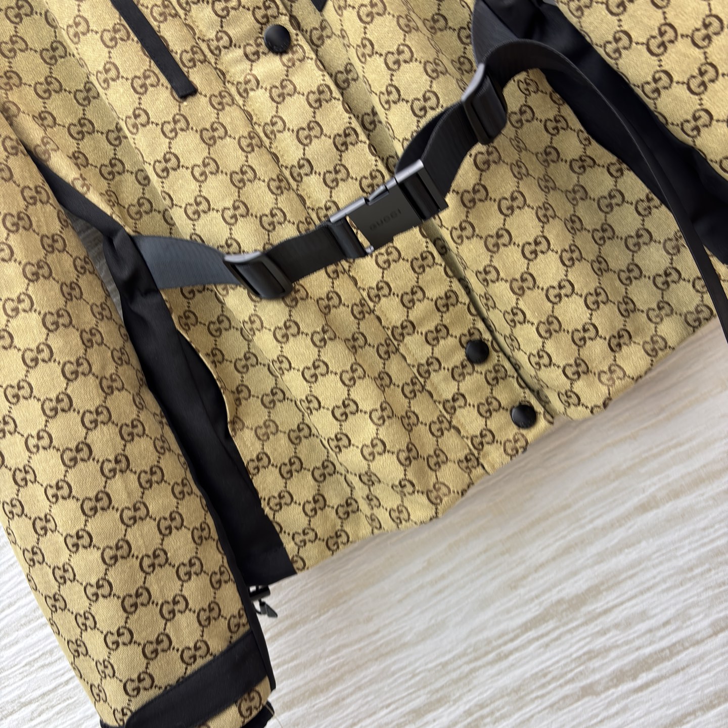 G家老花铺满复古外套 撞色拼接利落工装风 配腰带收束廓形 按扣抽绳细节拉满实用性 是秋冬兼具风格与温度的