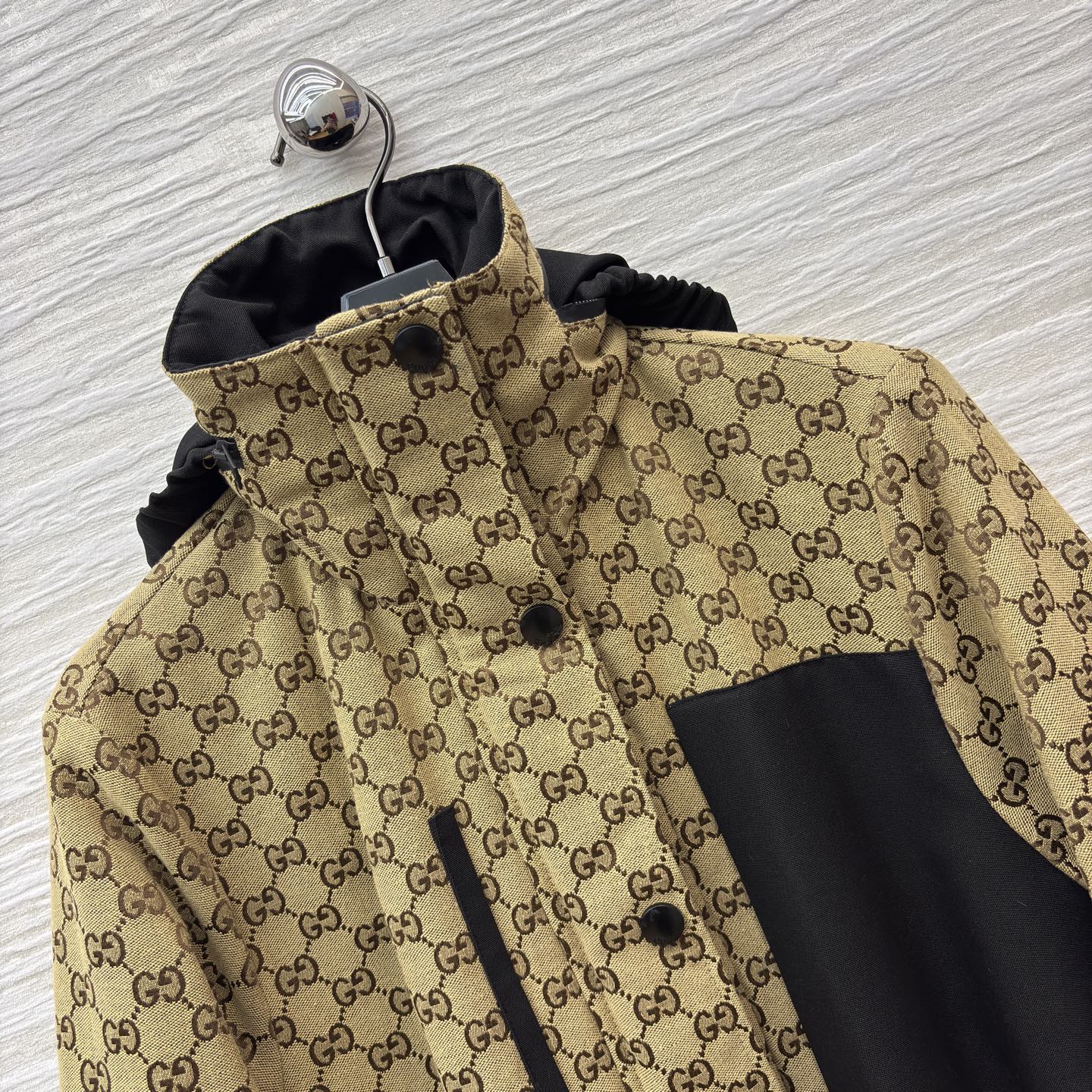 G家老花铺满复古外套 撞色拼接利落工装风 配腰带收束廓形 按扣抽绳细节拉满实用性 是秋冬兼具风格与温度的