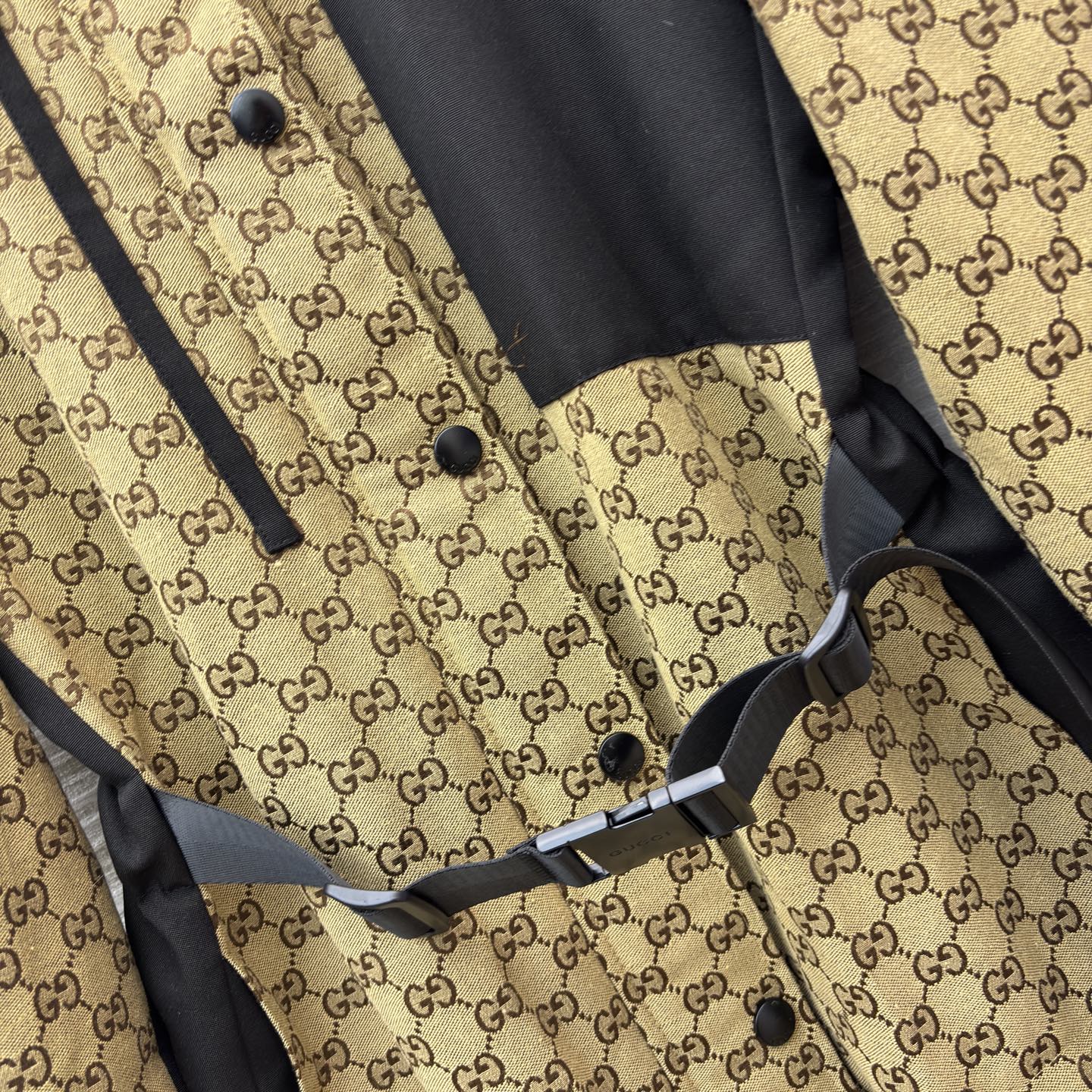 G家老花铺满复古外套 撞色拼接利落工装风 配腰带收束廓形 按扣抽绳细节拉满实用性 是秋冬兼具风格与温度的