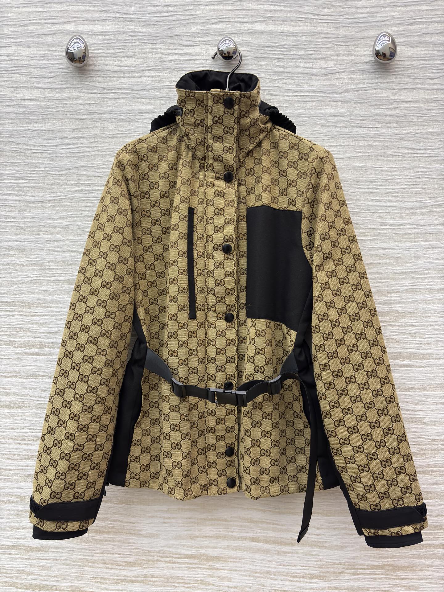 G家老花铺满复古外套 撞色拼接利落工装风 配腰带收束廓形 按扣抽绳细节拉满实用性 是秋冬兼具风格与温度的