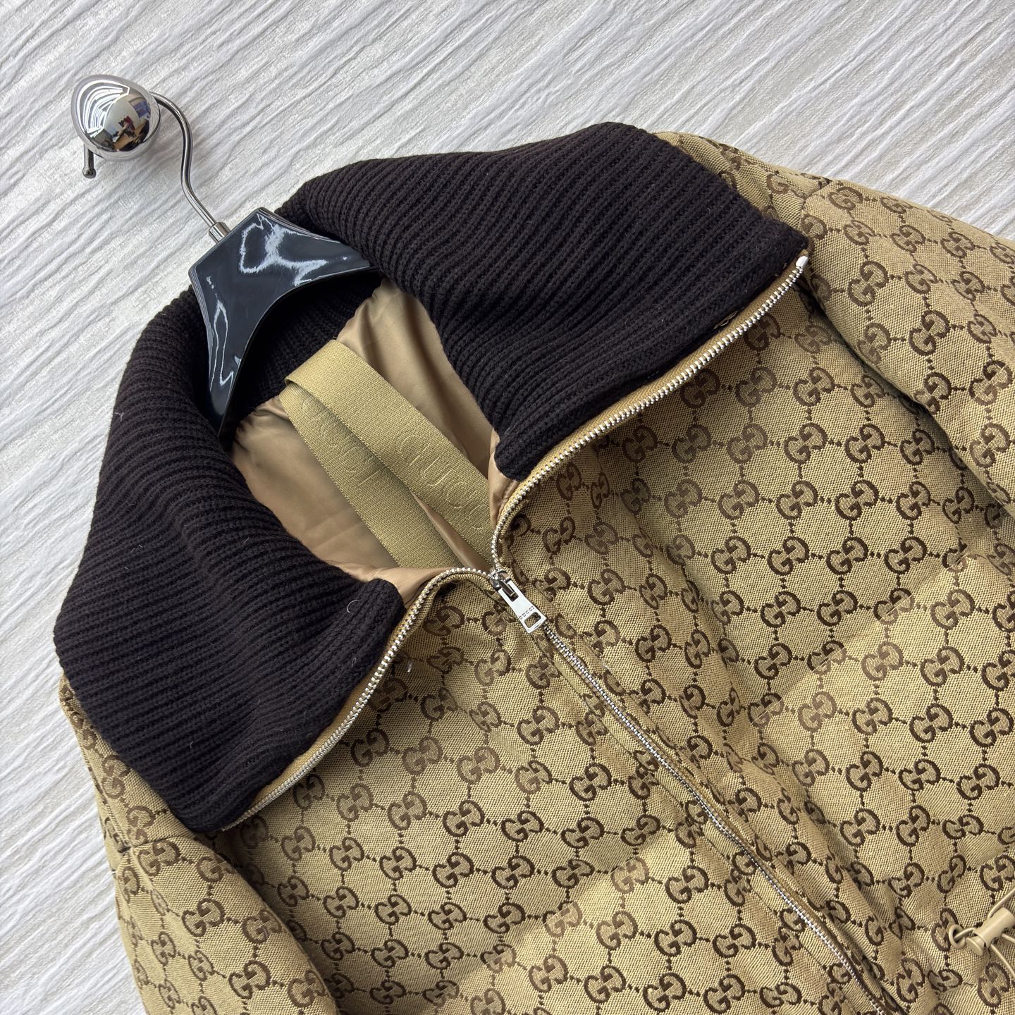 G家老花收腰羽绒服 满印老花衬出复古腔调 灯芯绒大翻领添了几分暖调质感 羽绒填充裹满暖意 还配防尘袋加持