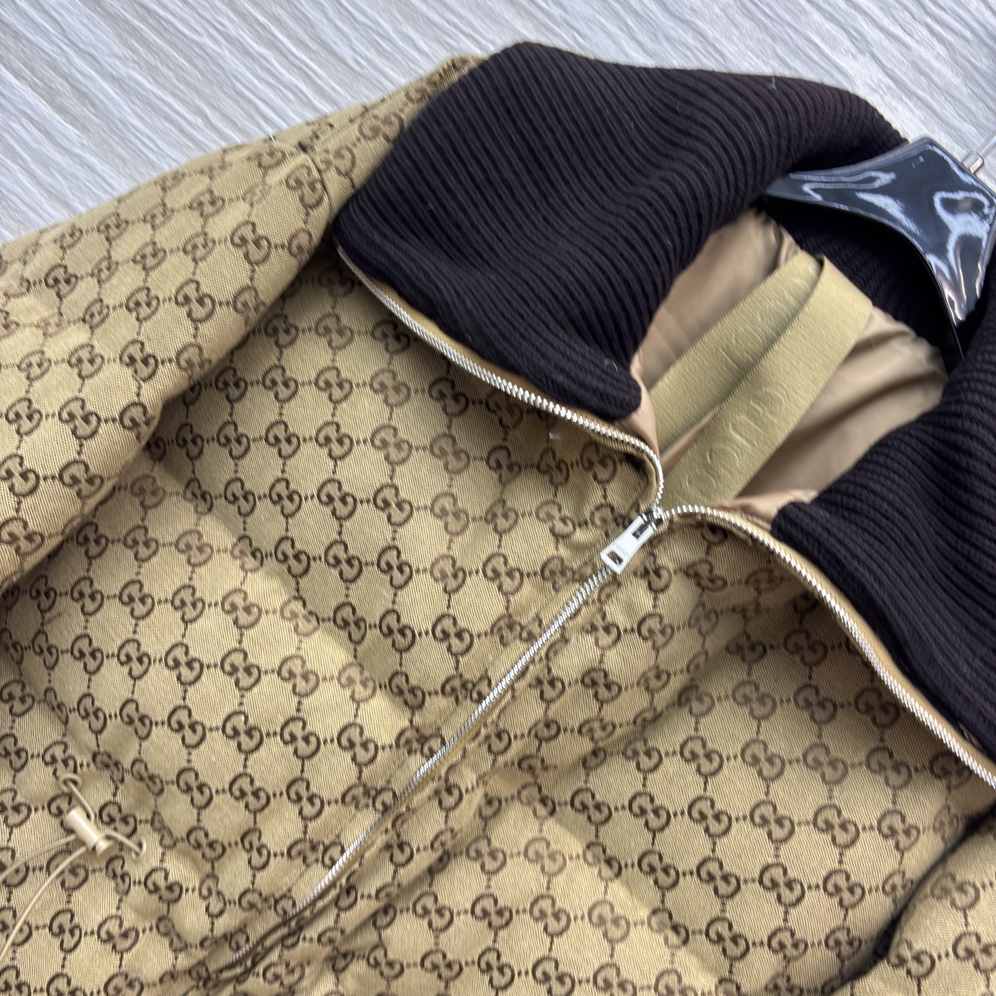 G家老花收腰羽绒服 满印老花衬出复古腔调 灯芯绒大翻领添了几分暖调质感 羽绒填充裹满暖意 还配防尘袋加持