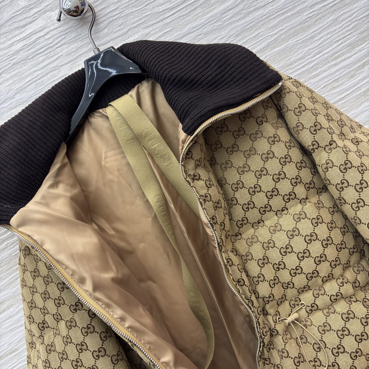 G家老花收腰羽绒服 满印老花衬出复古腔调 灯芯绒大翻领添了几分暖调质感 羽绒填充裹满暖意 还配防尘袋加持