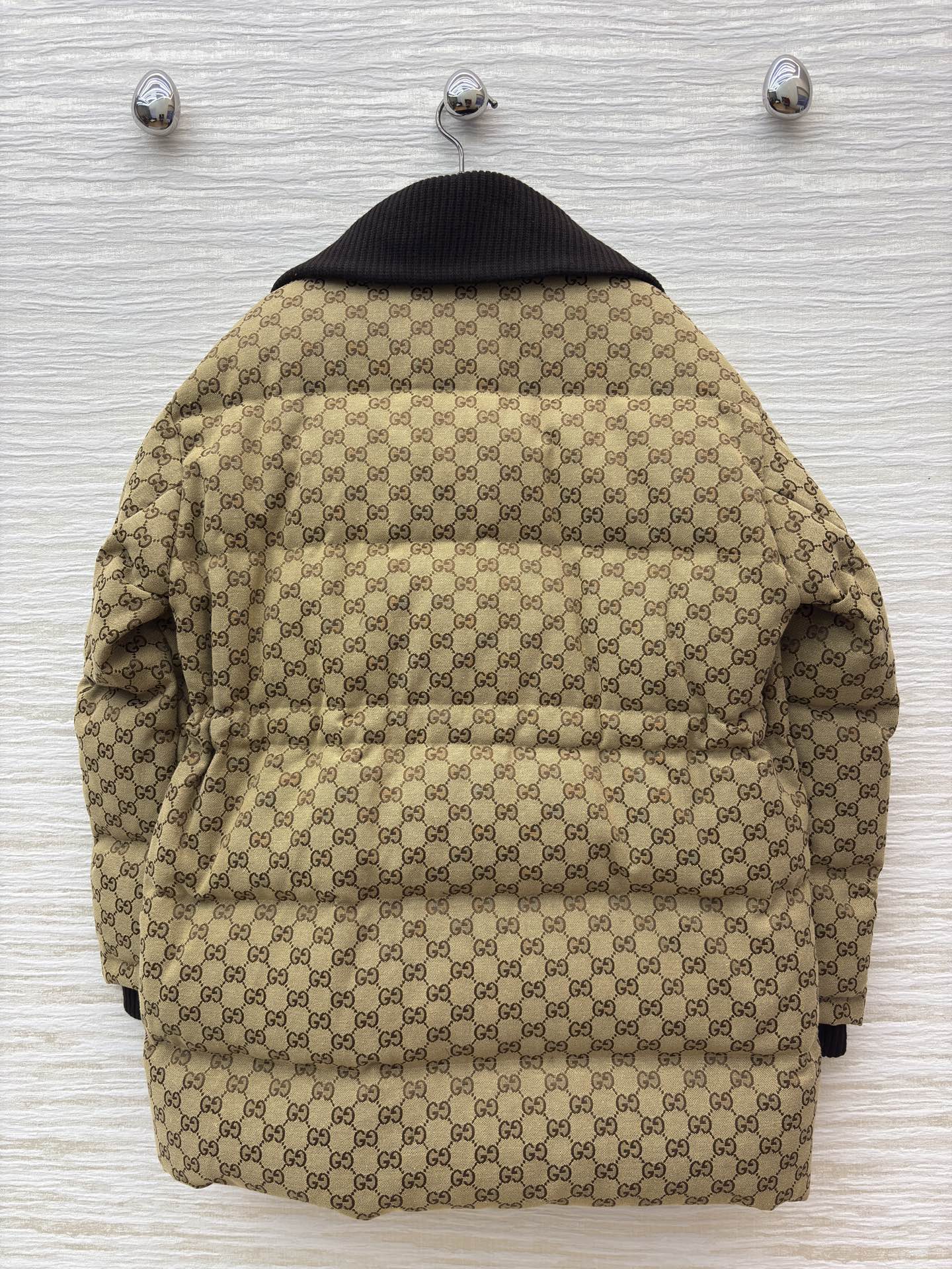 G家老花收腰羽绒服 满印老花衬出复古腔调 灯芯绒大翻领添了几分暖调质感 羽绒填充裹满暖意 还配防尘袋加持