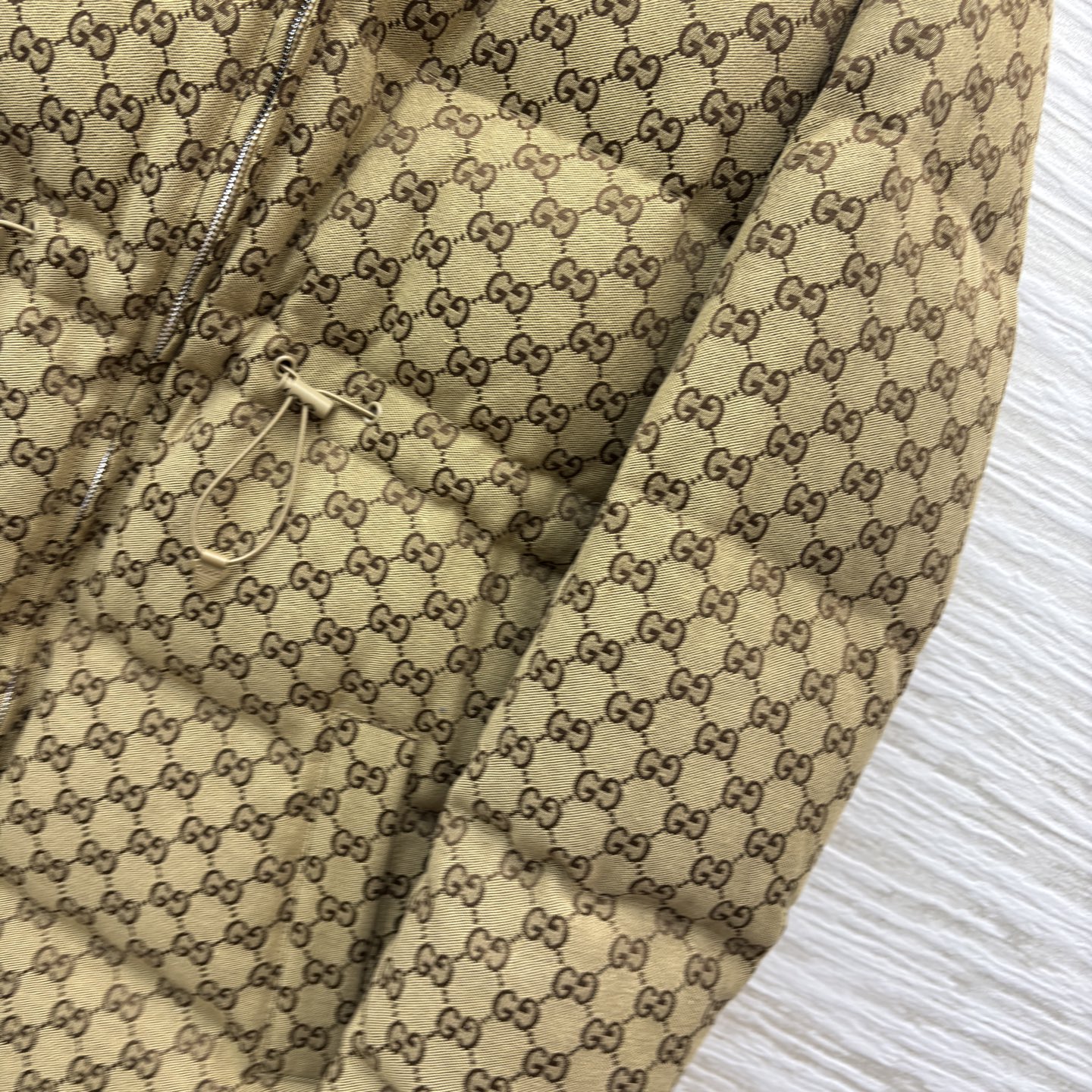 G家老花收腰羽绒服 满印老花衬出复古腔调 灯芯绒大翻领添了几分暖调质感 羽绒填充裹满暖意 还配防尘袋加持