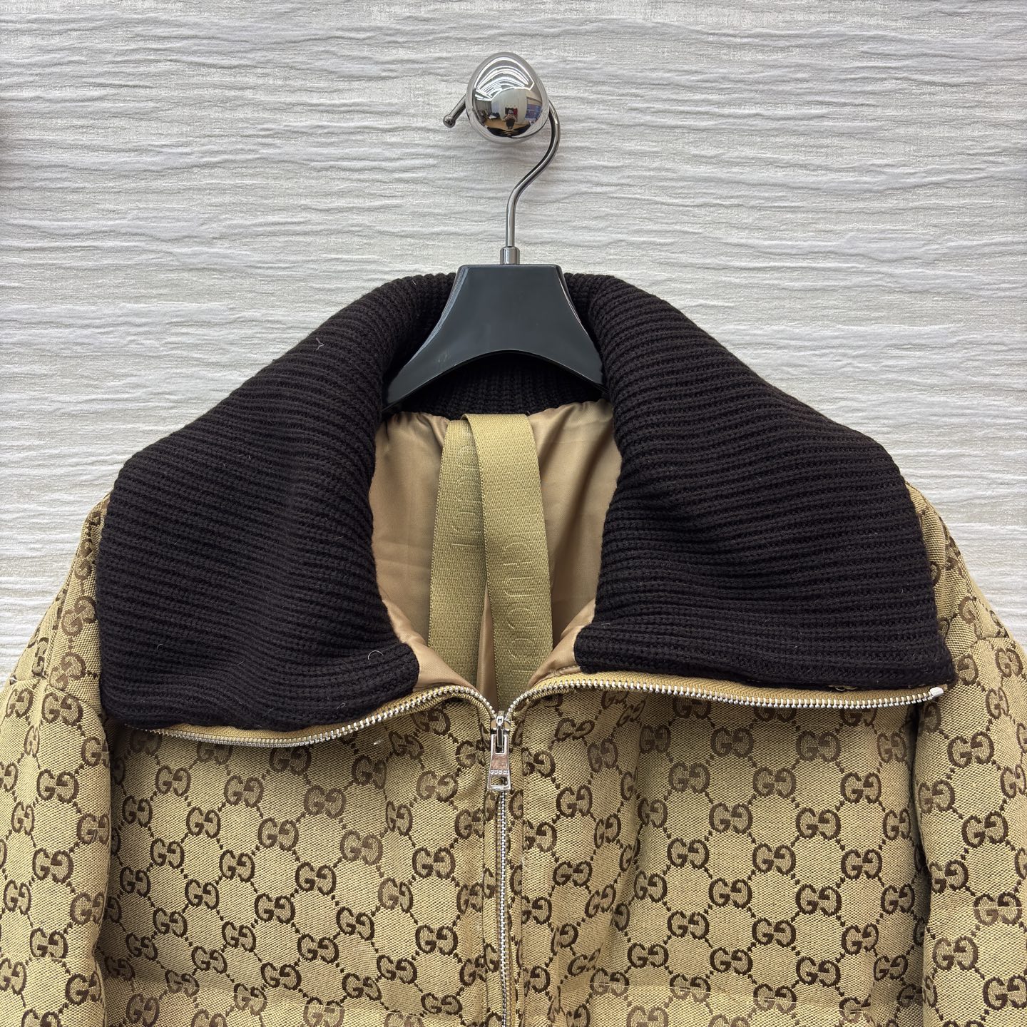 G家老花收腰羽绒服 满印老花衬出复古腔调 灯芯绒大翻领添了几分暖调质感 羽绒填充裹满暖意 还配防尘袋加持