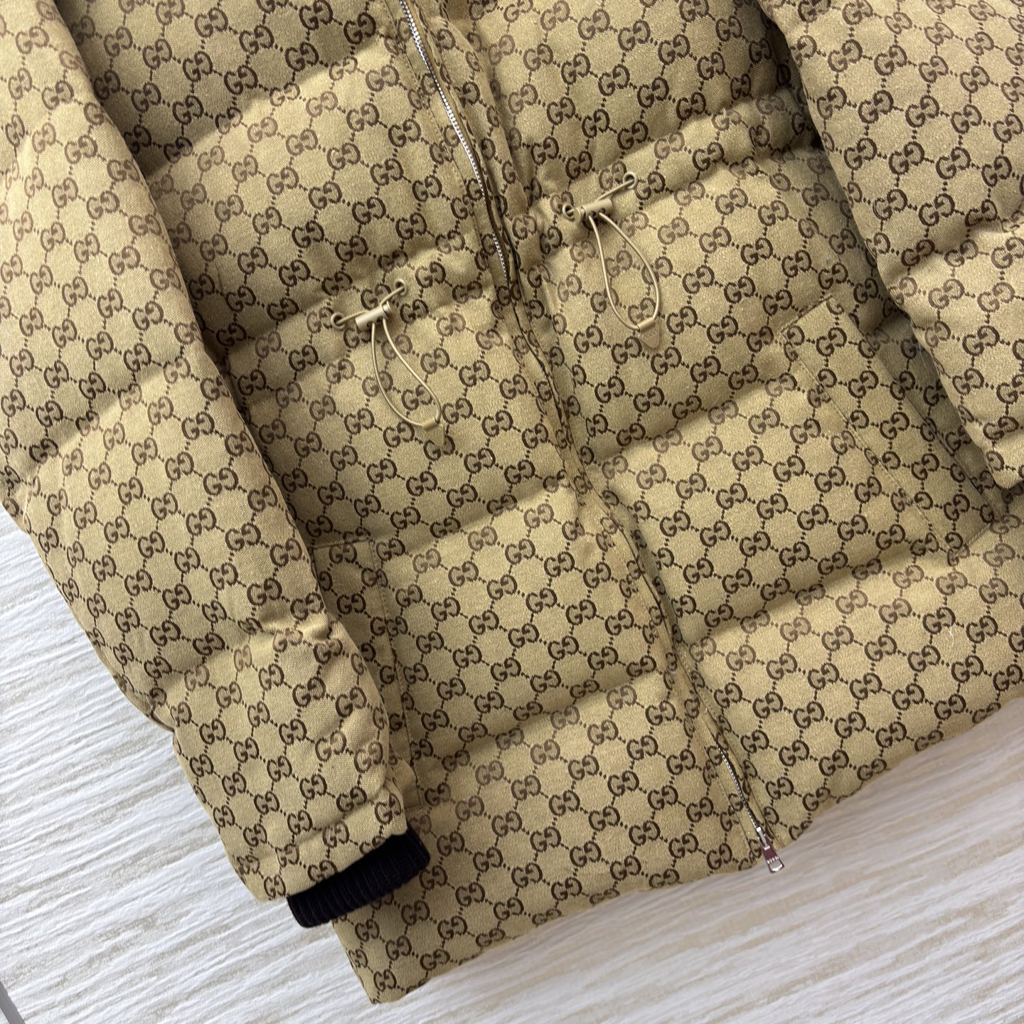 G家老花收腰羽绒服 满印老花衬出复古腔调 灯芯绒大翻领添了几分暖调质感 羽绒填充裹满暖意 还配防尘袋加持