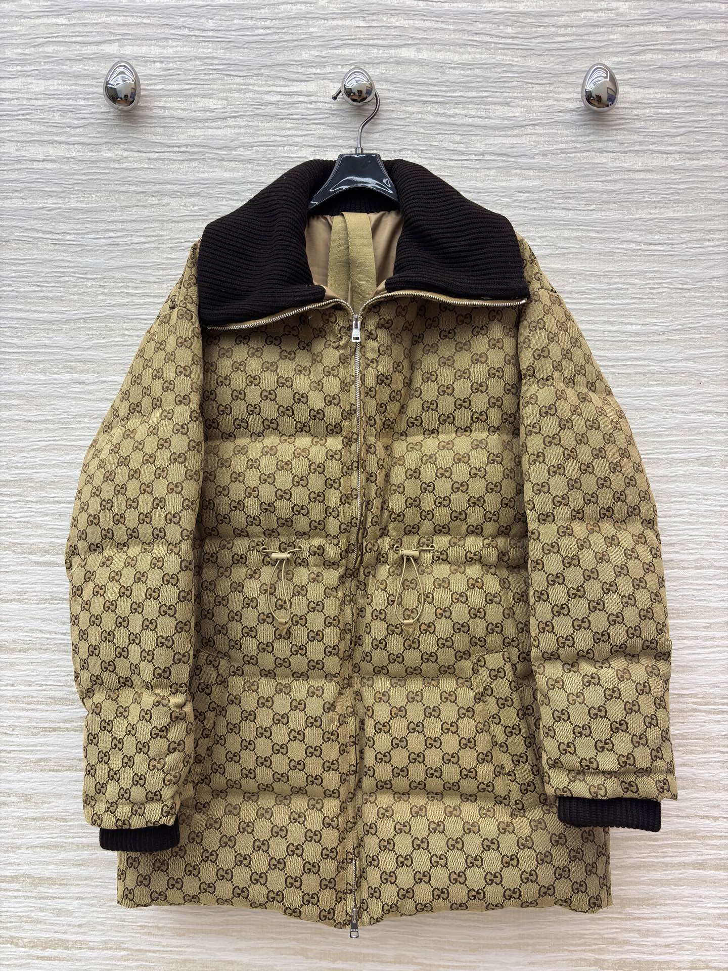 G家老花收腰羽绒服 满印老花衬出复古腔调 灯芯绒大翻领添了几分暖调质感 羽绒填充裹满暖意 还配防尘袋加持