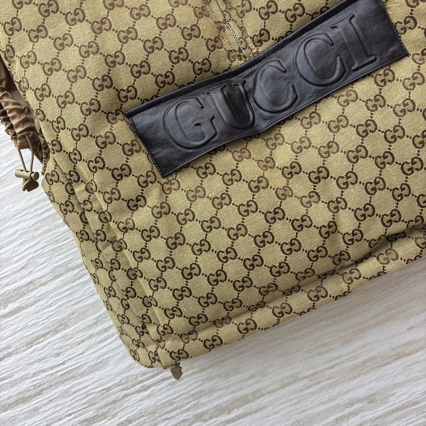 G家 翻领老花叠搭羽绒马甲 自带复古腔调 半拉链皮质Logo标强化质感 抽绳收腰适配松弛造型 配防尘袋 