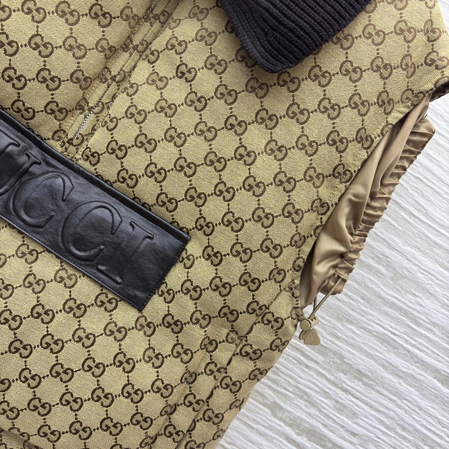 G家 翻领老花叠搭羽绒马甲 自带复古腔调 半拉链皮质Logo标强化质感 抽绳收腰适配松弛造型 配防尘袋 