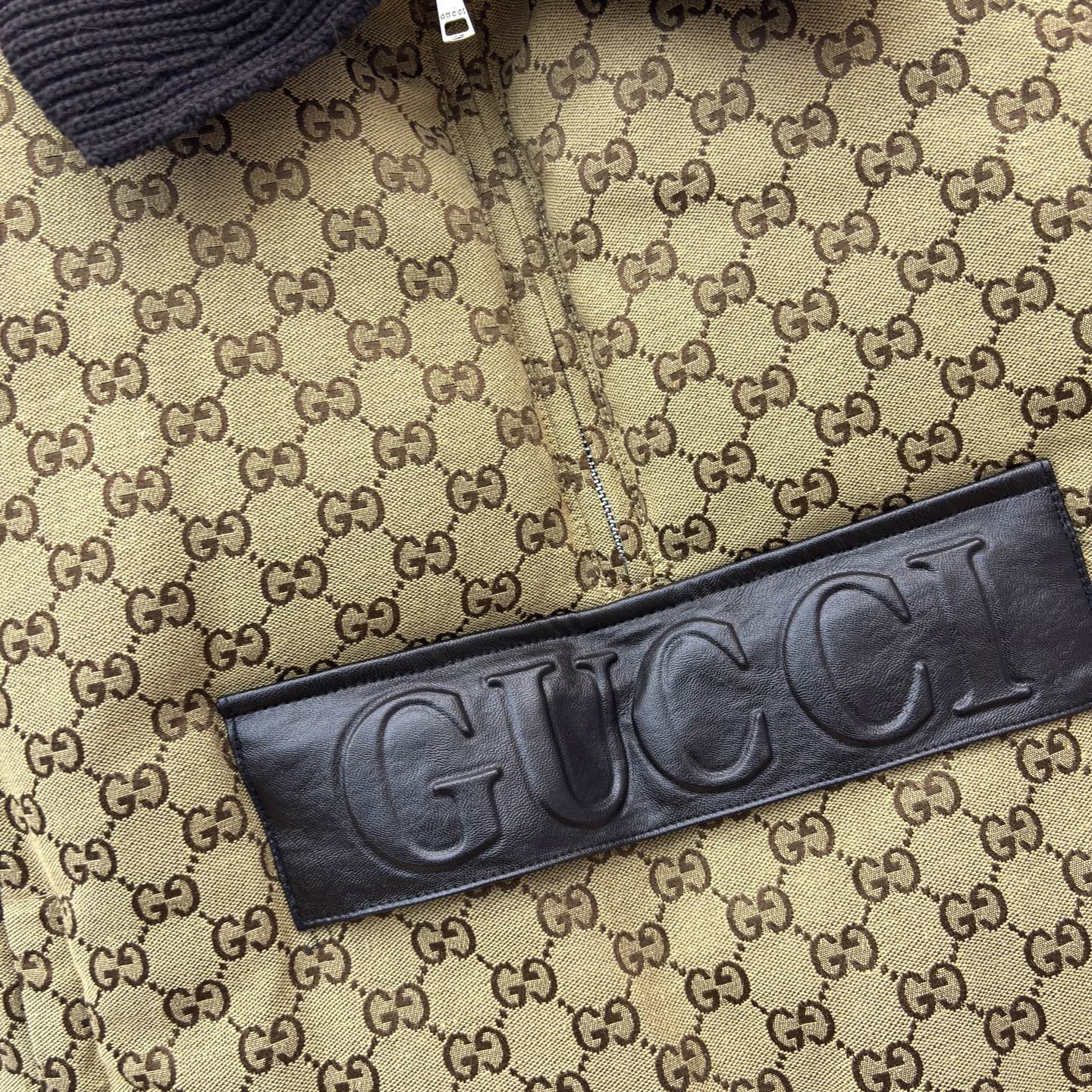 G家 翻领老花叠搭羽绒马甲 自带复古腔调 半拉链皮质Logo标强化质感 抽绳收腰适配松弛造型 配防尘袋 