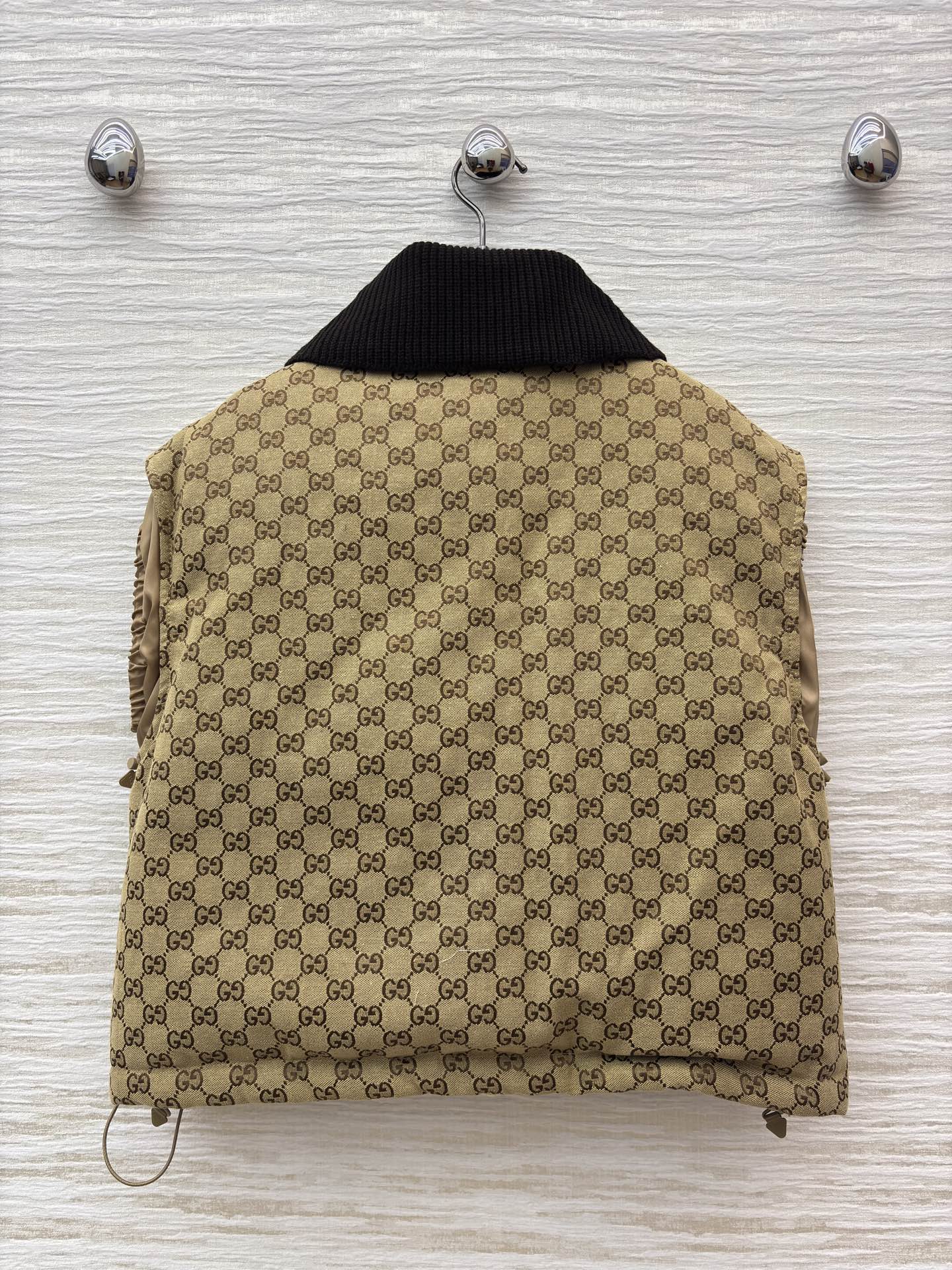 G家 翻领老花叠搭羽绒马甲 自带复古腔调 半拉链皮质Logo标强化质感 抽绳收腰适配松弛造型 配防尘袋 