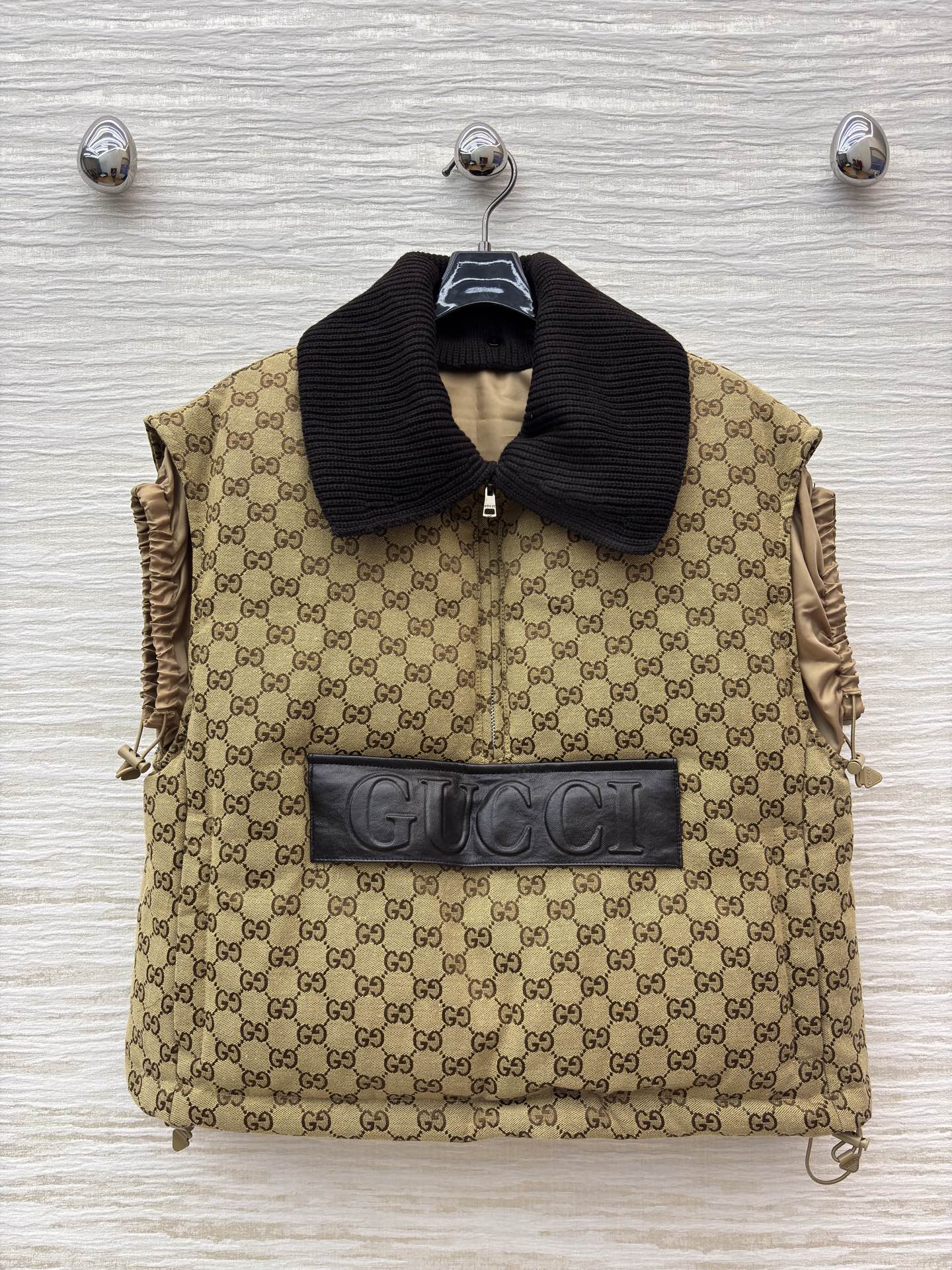 G家 翻领老花叠搭羽绒马甲 自带复古腔调 半拉链皮质Logo标强化质感 抽绳收腰适配松弛造型 配防尘袋 