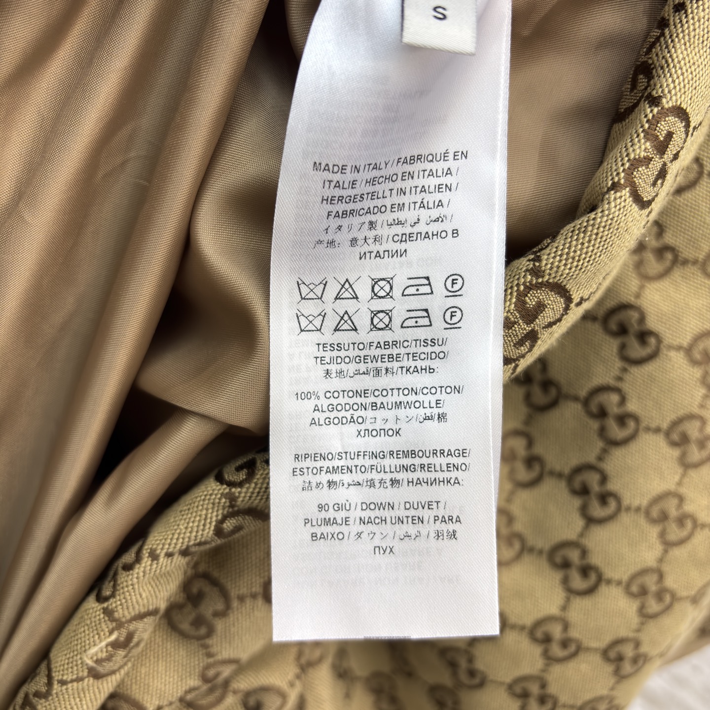 G家 翻领老花叠搭羽绒马甲 自带复古腔调 半拉链皮质Logo标强化质感 抽绳收腰适配松弛造型 配防尘袋 