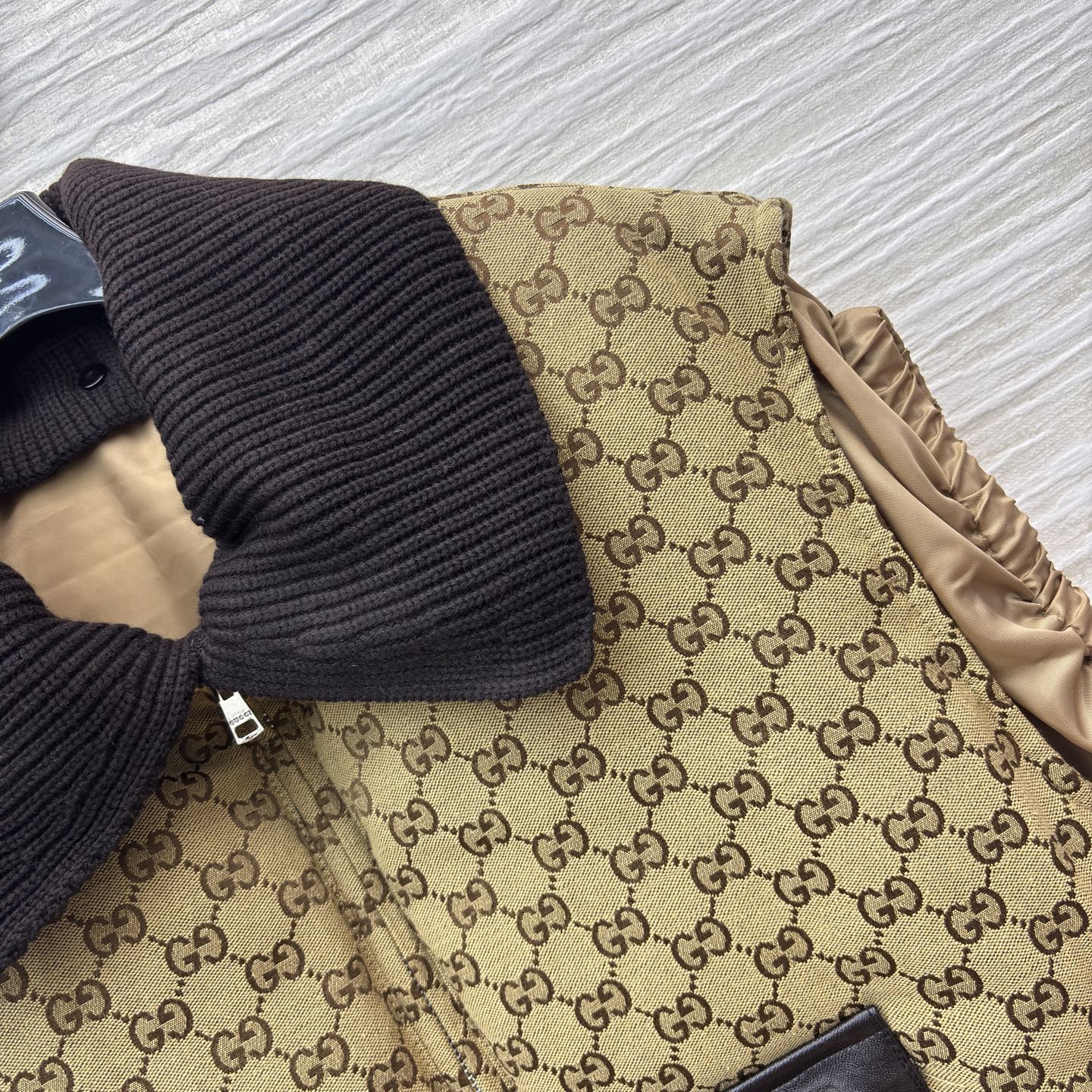 G家 翻领老花叠搭羽绒马甲 自带复古腔调 半拉链皮质Logo标强化质感 抽绳收腰适配松弛造型 配防尘袋 