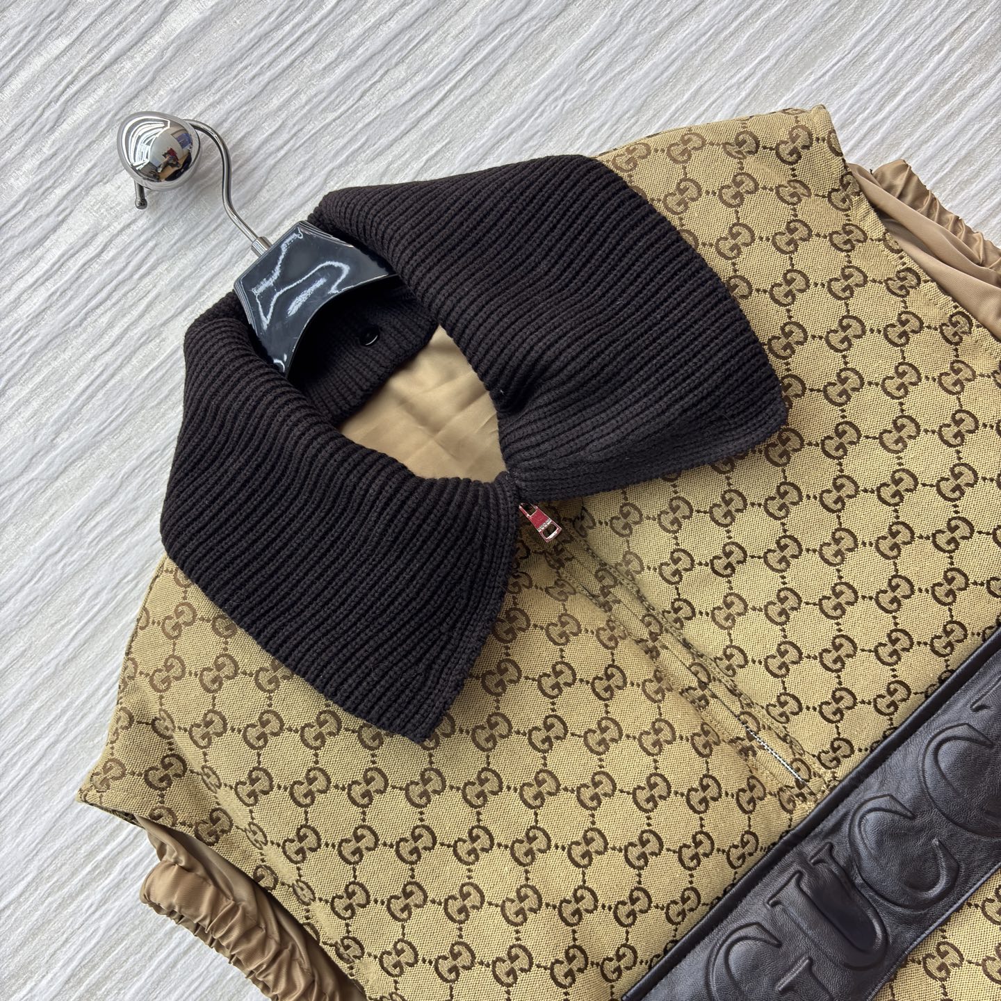 G家 翻领老花叠搭羽绒马甲 自带复古腔调 半拉链皮质Logo标强化质感 抽绳收腰适配松弛造型 配防尘袋 