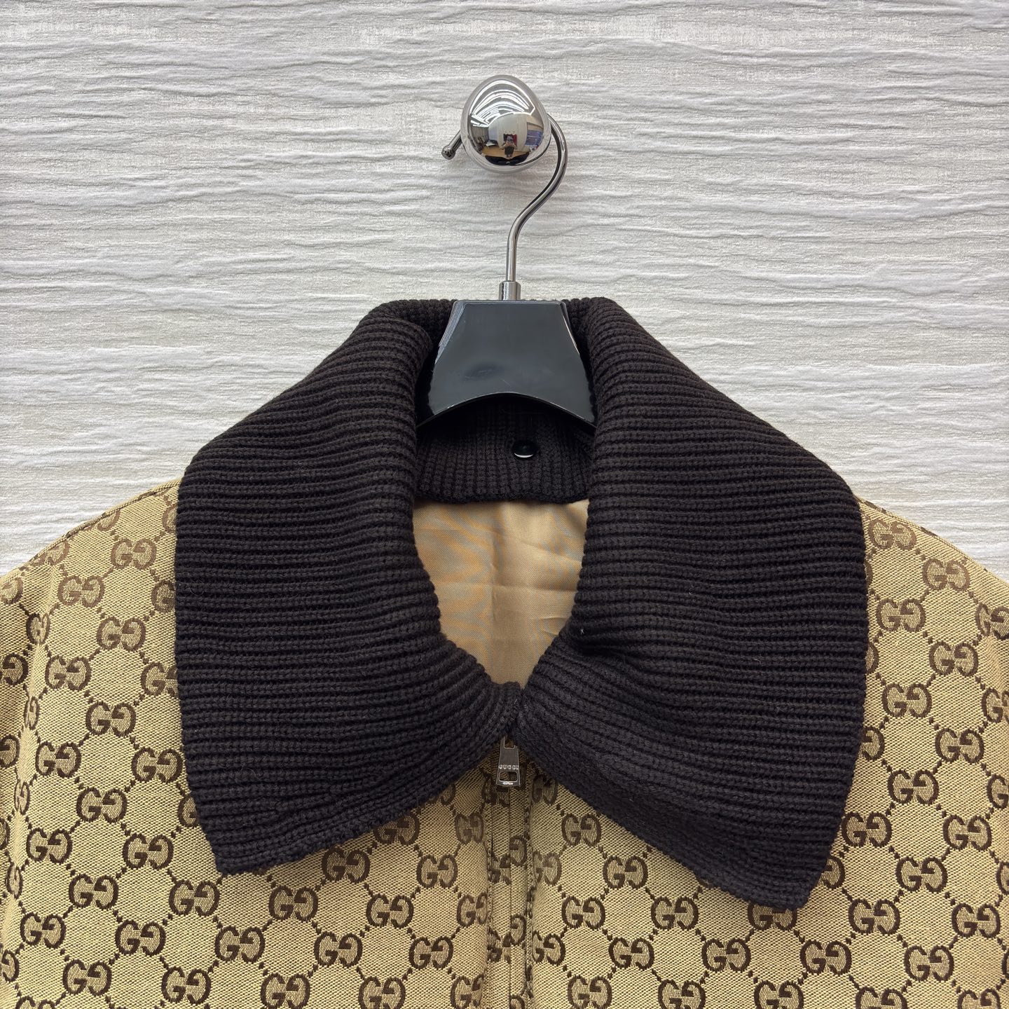 G家 翻领老花叠搭羽绒马甲 自带复古腔调 半拉链皮质Logo标强化质感 抽绳收腰适配松弛造型 配防尘袋 