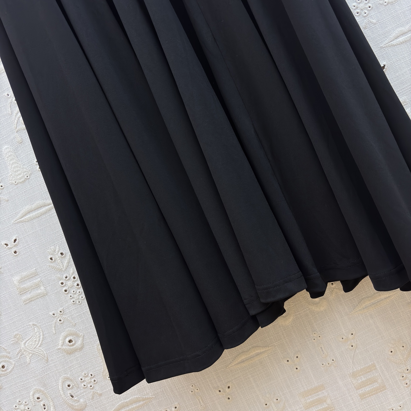 Elegant Pleated Black Dress with Unique Button Detail - Chic & Stylish 7 i1761899839064 2586 0 5