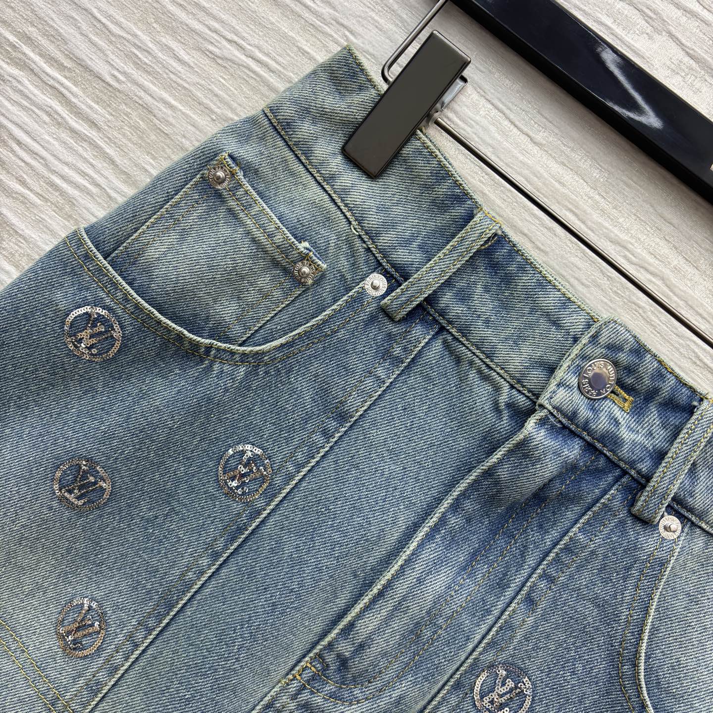 L家 25秋冬新款 珠花logo牛仔短裙 浅蓝磨白做旧面料 LV标志亮片刺绣 低调又奢华 高腰A字版型 