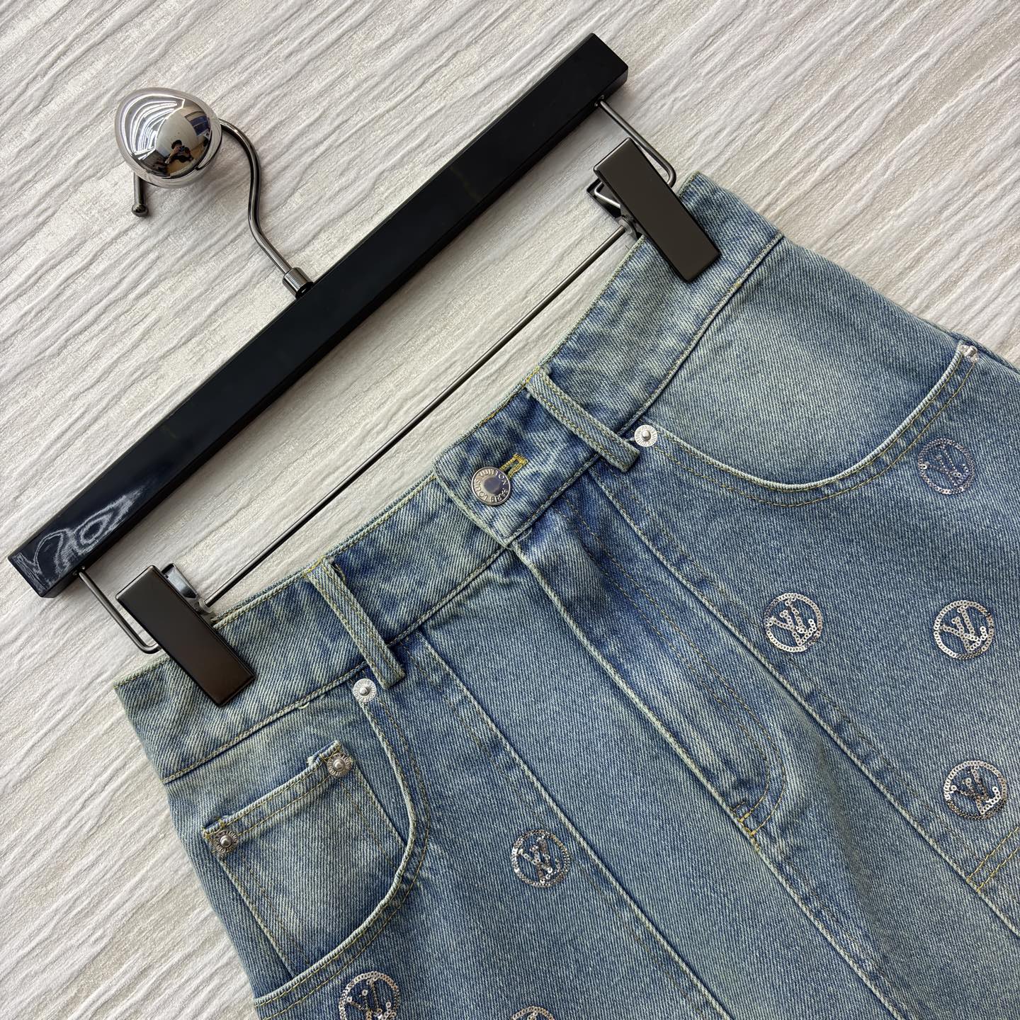 L家 25秋冬新款 珠花logo牛仔短裙 浅蓝磨白做旧面料 LV标志亮片刺绣 低调又奢华 高腰A字版型 