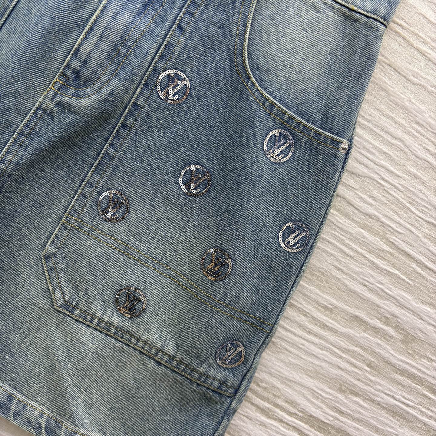 L家 25秋冬新款 珠花logo牛仔短裙 浅蓝磨白做旧面料 LV标志亮片刺绣 低调又奢华 高腰A字版型 