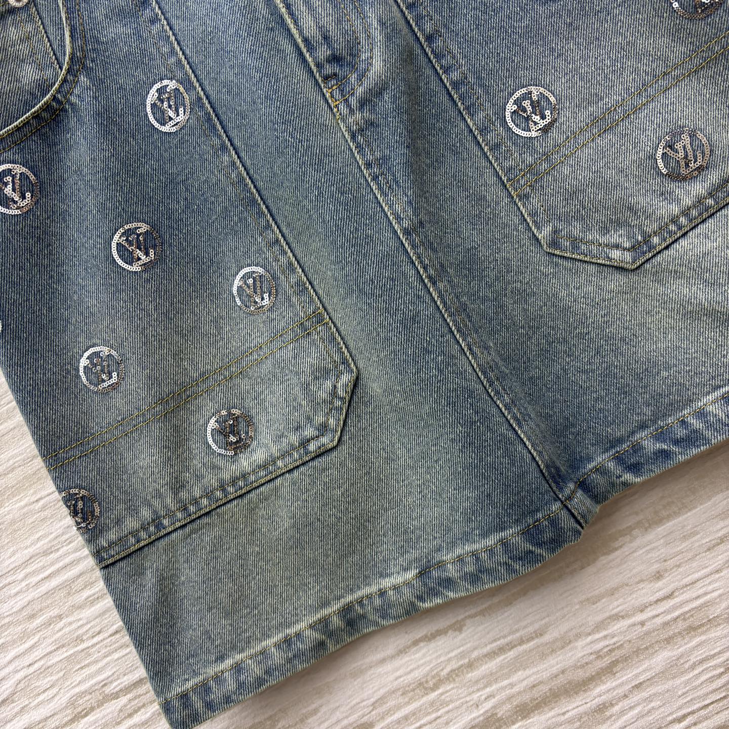 L家 25秋冬新款 珠花logo牛仔短裙 浅蓝磨白做旧面料 LV标志亮片刺绣 低调又奢华 高腰A字版型 