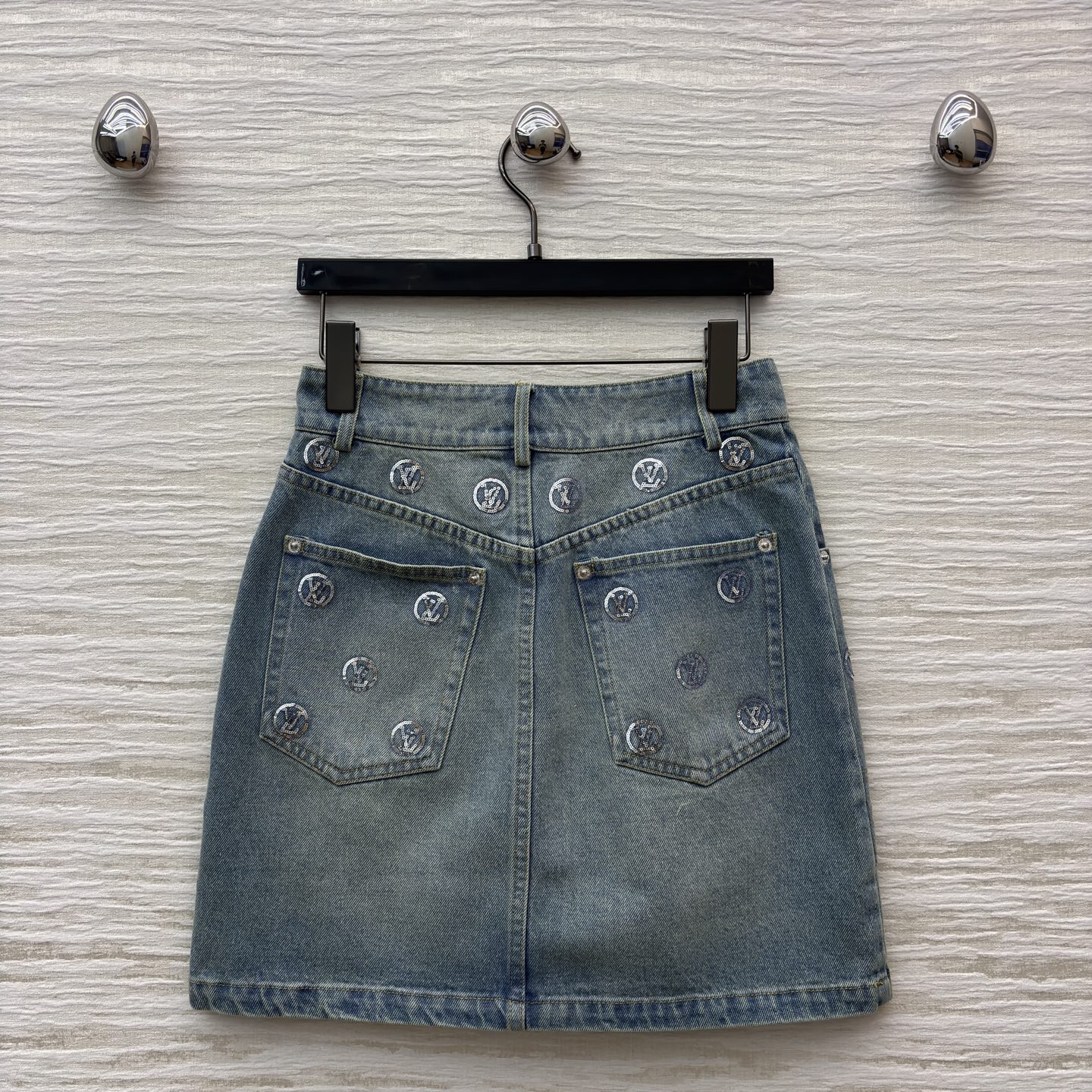 L家 25秋冬新款 珠花logo牛仔短裙 浅蓝磨白做旧面料 LV标志亮片刺绣 低调又奢华 高腰A字版型 